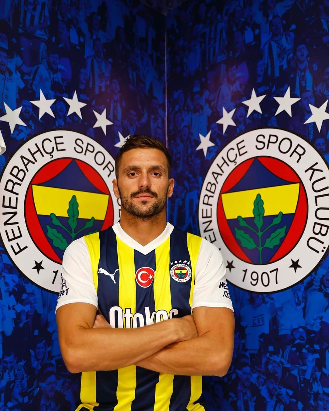 ドゥシャン・タディッチのインスタグラム：「Merhaba Büyük @Fenerbahçe Taraftarı! 💛💙」