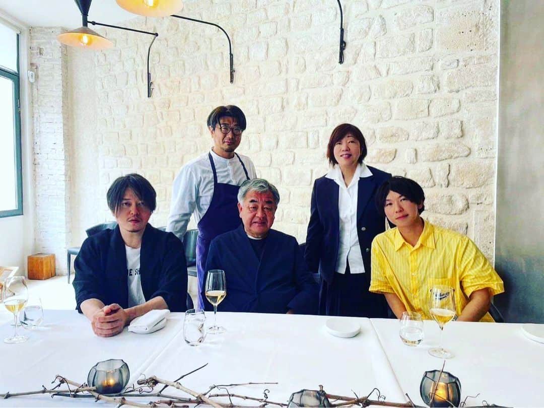 渋谷慶一郎のインスタグラム：「少し前のある日。古市憲寿君に誘われて非常に濃ゆいメンツでランチを。パリのRestaurant Pagesで、隈研吾さん、林真理子さん、古市君としばし放談して楽しかった。シェフの手島さんも一緒にパチリ。この時の話が発売中の林さんの週刊文春の連載に載っているようなのでぜひ。 One day not long ago. Noritoshi Furuichi invited me to have lunch with a group of very deep members. We enjoyed chatting with Kengo Kuma, Mariko Hayashi, and Furuichi at Restaurant Pages in Paris. Chef Teshima-san was also there. I heard that the story of the day is written in Ms. Hayashi's Weekly Bunshun series, so be sure to check it out.」