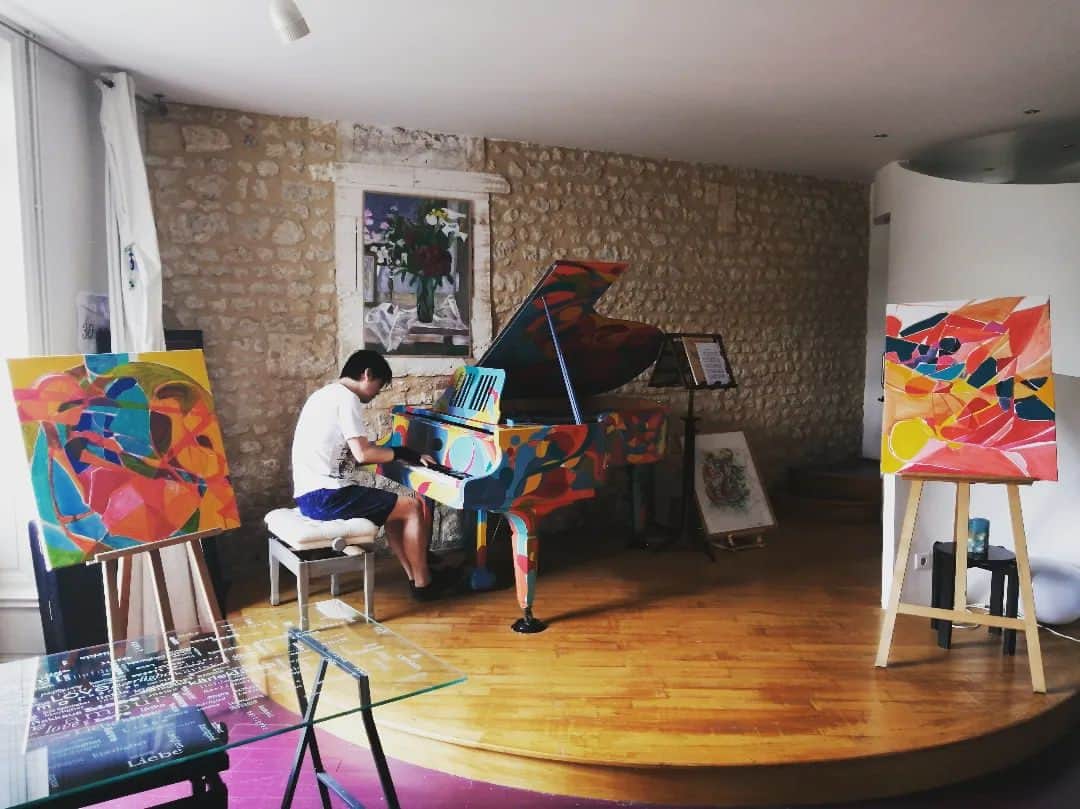 福間洸太朗さんのインスタグラム写真 - (福間洸太朗Instagram)「Souvenir de Pétignac  Ça m'a fait très plaisir de retourner à Pétignac pour jouer et revoir les amis de l'association Amateurs Piano !   J'ai donné deux concerts avec deux programmes différents sur deux pianos (Playel de 1917 et Steinway C). Merci Gérard (photo 9) pour tout ce que tu nous as offert ! 🥰  7月8/9日と、🇫🇷ペティニャックのピアノ工房で2日連続異なるプログラムでリサイタルしました。しかも前半は1917年製のプレイエル、後半はお客さんが180°向きを変えて🔁、反対側にあるスタインウェイを使用して弾くという、なんとも贅沢な機会となりました！😆  Photos 1,2,3,10 : Stéphane Delavoye #Pétignac #Playel #Steinway #Piano #Domainemusicaldepetignac #ペティニャック #プレイエル #スタインウェイ」7月17日 5時29分 - kotarofsky