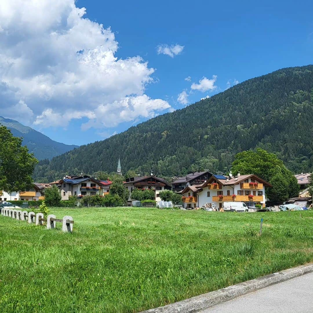 シャルレーヌ・ギニャールさんのインスタグラム写真 - (シャルレーヌ・ギニャールInstagram)「Sunday in Pinzolo 🌞  #dayoff #summercamp #pinzolo #figureskating #icedance #sun」7月17日 5時38分 - charleneguignard