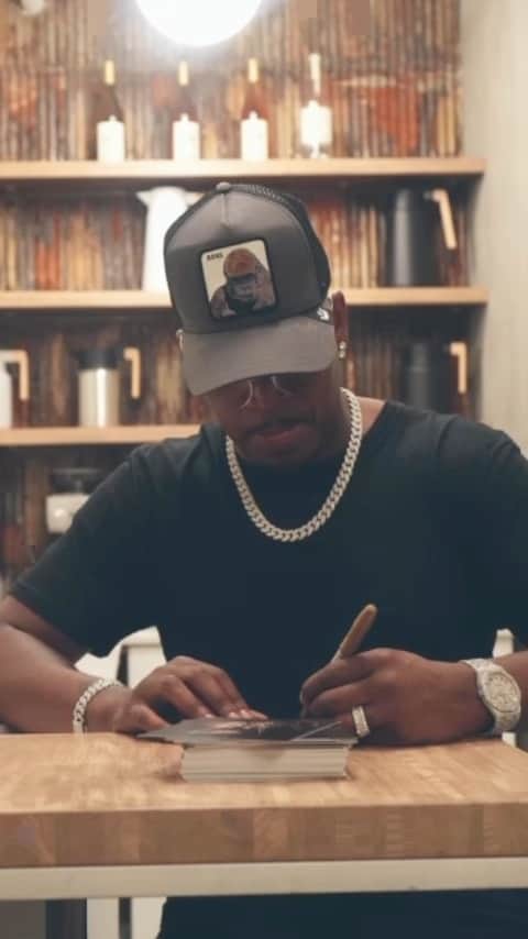 NE-YOのインスタグラム：「Celebrating #SELFEXPLANATORY a year later...the music STILL speaks for itself. 🎼  By the way, I know y'all are patiently waiting for a new album! In the meantime, press play and vibe out to your favorite tracks on #SELFEXPLANATORY.」