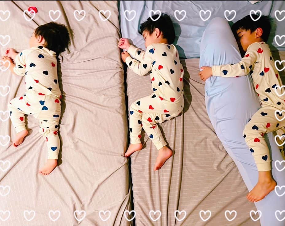 平愛梨さんのインスタグラム写真 - (平愛梨Instagram)「初めて並んだ日👦👦🏻👦🏼👶  寝相の悪い上のお兄ちゃん達🥲  一緒に並んで寝かせるにはヒヤヒヤ😅  でも初めてのお揃いパジャマを頂いたのでみんな一緒に並んで寝てみた😍  さすがに4人だと寝相は同じにならないね😁 #4兄弟#長友ブラザーズ#赤ちゃん加わると#お兄ちゃん達#大きくなったね#ハートパジャマ#可愛いすぎる#3人はやっぱり寝相一緒#😅」7月17日 5時34分 - harikiri_tairi