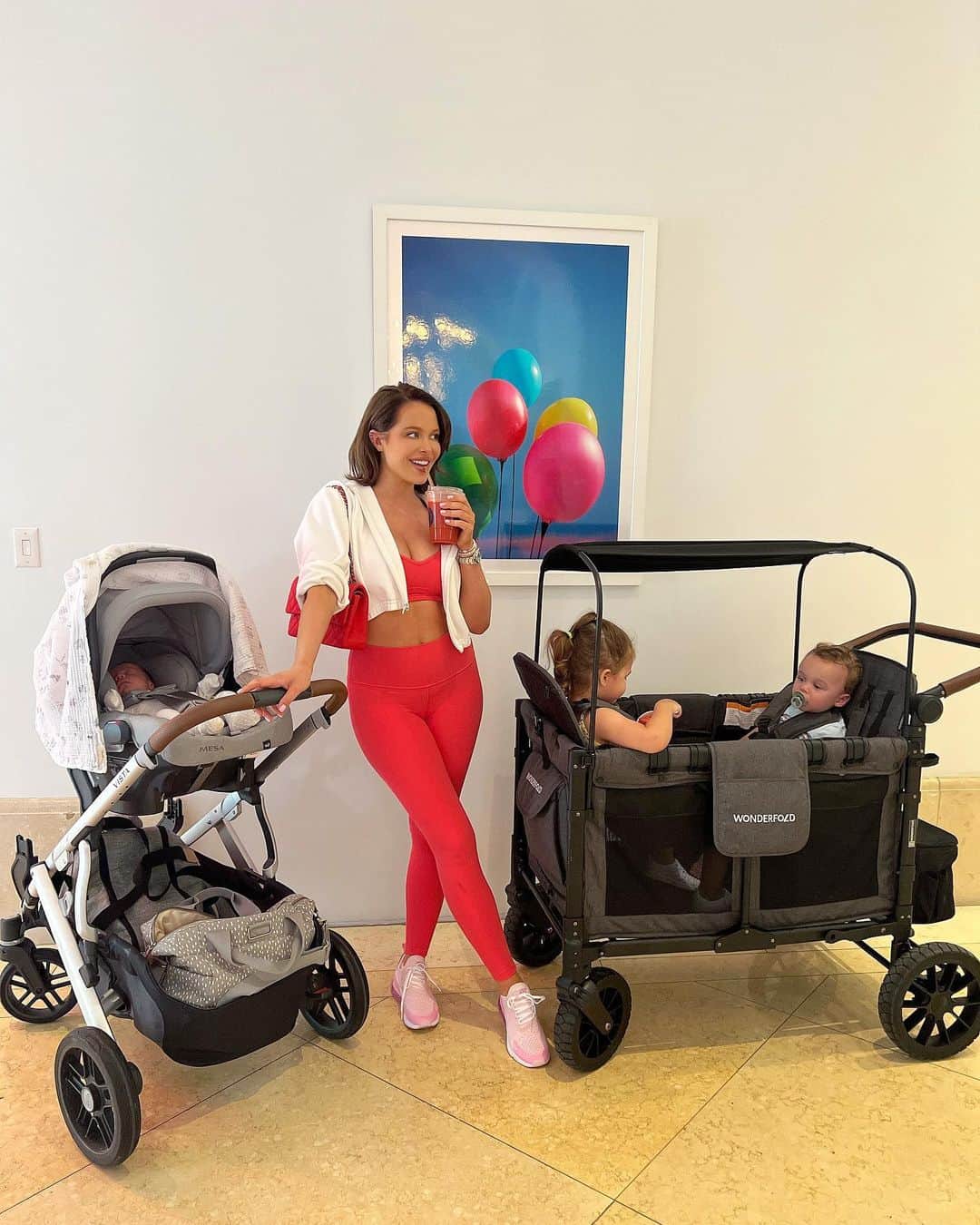 Mara Teigenのインスタグラム：「If you don’t know me as a mom, you don’t know me 🎈🦋」