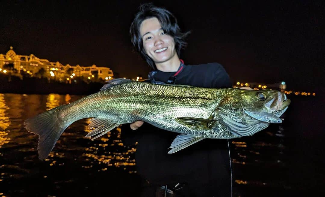 外山将平さんのインスタグラム写真 - (外山将平Instagram)「少し久しぶりの湾奥調査へ🐟　　　　　　　　 が、ピンチ。魚が釣れなすぎる…　　　　　　　　 水温28℃から高いところだと29℃のところも…　　　　　　　　　　　　　　　 　　　　　　　　　　　　　　　　　　　 毎年の事ですが、この時期がやってきましたね。居るところには居ますし、ポイント選択が特に重要なシーズン。　　　　　　　　　　　　　　 　　　　　　　　　　　　　　　　　　　　 深夜の上げ潮、夢の国の前でなんとかでした🙇‍♂　　　　　　　　　　　　　　　　　　　 　　　　　　　　　　　　　　　　　　　　 #BlueBlue #アングラーズマイスター　　　　　　　　　　　　　　　　　　　　　　　　　　　　　　　 #ナレージ65 #ナレージ　　　　　　　　　　　　　　　　　　　　　　　　　　　　　　　　 #AardTokyo　　　　　　　　　　　　　　　　　 #钓鱼 #每日穿搭 #시바스 #농어　　　　　　　　 #ディズニー #disney　 　　　　　　　　　　　　　　　　　　　 　　　　　　　　　　　　　　　　　　　　　　　　　　　　　　　　　　　　　　　　　　　  ◆釣りにかかわらず､出たゴミは持ち帰りましょう！ 一人一人の意識で自然は守れます。 釣り場､自然を大切に🐟　　　　　　　　　　　　　　　　  ◆キャスト時は必ず後方確認をして ルアーや針が歩行者､同行者に当たらないようにしましょう。　　　　 　　　　　　　　　　　　　　　　　　　　　　　　　　　　　　 ◆釣り際はライフジャケット着用をお願い致します。　　　　　　　 命を守りましょう！　　　　　　　　　　　　 　　　　　　　　　　　　　　　　　　　　　 ◆YouTube⇩(始めました！チャンネル登録お願いします！) https://youtube.com/channel/UC07x3DbJCNv_gAFvAjaWQMQ　　　　　　　 　　　　　　　　　　　　　　　　　　　　　  ◆アングラーズ↓🎣 外山将平 https://anglers.jp/users/530231 こちらもチェックお願い致します🐟　　　　　　　  ◆Twitter↓ https://mobile.twitter.com/syohei_1108 こちらもフォロー宜しくお願い致します！🙇‍♂　　　　　 　　　　　　　　　　　　　　　　　　　　　　　　　　　　　　　　　　　　　　　　　　　　　　　　　　　　　　　　　　　　　　　　　　 　　　　　　　　　　　　　　　　　　　　　　　　　　　　 #今日の外山 #俳優 #外山将平  #釣り好きな人と繋がりたい #釣りスタグラム #シーバス #東京湾奥 #釣りの成長記録 #釣りで人生を豊かに  #fishing #lure #bass #fish #fishinglife #bigfish  #instafish  #bassfishing #seabass」7月17日 11時10分 - syohei_toyama