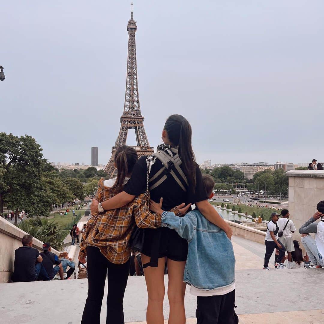 Jennifer Bachdimのインスタグラム：「Perhaps not one of the picture-perfect-influencer post in front of the Eiffel Tower but to me the pictures are perfect 🙏🏼❤️  . . We went to the Eiffel Tower in the evening with the kids, after our train ride from London to Paris, and it was so worth it. We were all impressed by the beauty of the Eiffel Tower and just the whole atmosphere! Lots of tourists but it’s just so iconic! Will treasure these moments forever.. added some more photos from Paris to share with you! Lots of love #teamBachdim #Paris」