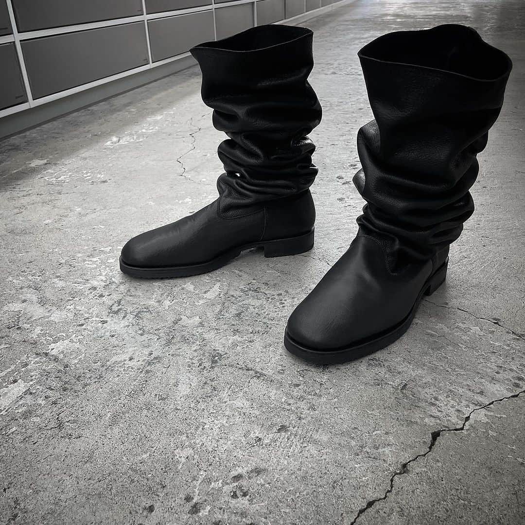 エリミネイターさんのインスタグラム写真 - (エリミネイターInstagram)「AW23 Yohji Yamamoto POUR HOMME leather boots has arrived at ELIMINATOR. . #yohjiyamamoto #yohjiyamamotopourhomme  #yohjiyamamotohomme #23aw #aw23 #aw23collection #art #work #military #uniform #black #blackscandal #newcollection #anti #highsnobiety #mensfashion #menswear #eliminator #tokyo #daikanyama #streetfashion #streetstyle」7月17日 11時05分 - eliminator_tokyo
