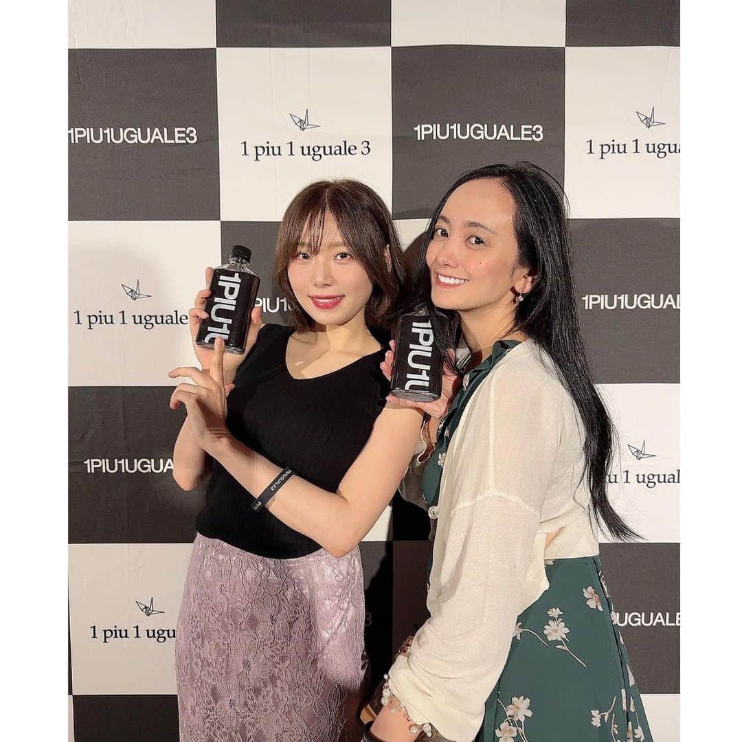脊山麻理子のインスタグラム：「1PIU1UGUALE3(ウノ ピゥ ウノ ウグァーレ トレ)のSUMMER NIGHT POOL PARTY にご招待頂き、仲良しのグラビアアイドル @risa__mitsui 三井里彩ちゃんと行ってきました♡RIZINで活躍する格闘家の方々が来てました♡外で飲むと酔うなあ♡プール入らなかったから、この夏またナイトプール行きたいな♡ #1PIU1UGUALE3 #新高輪プリンスホテル」
