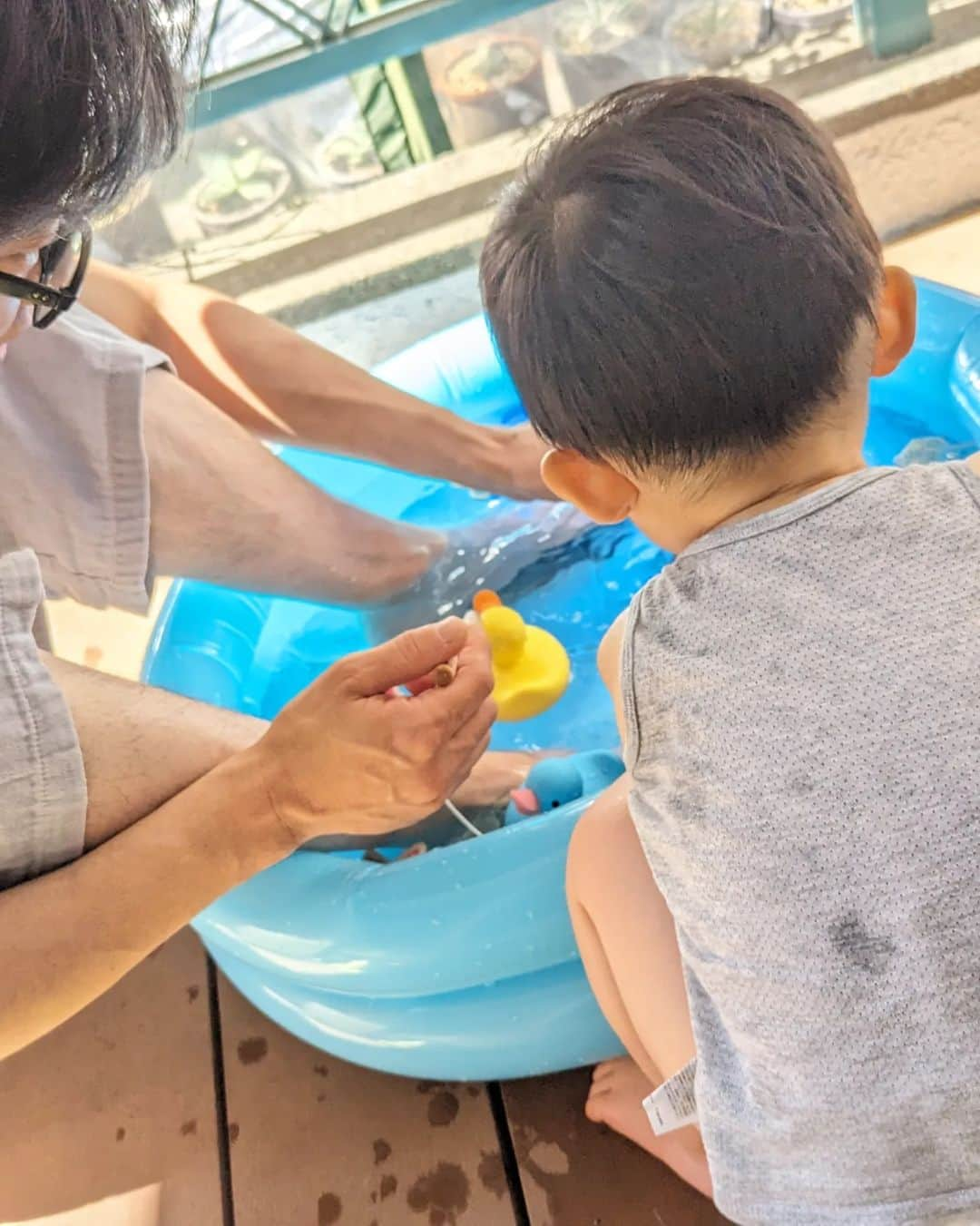 良田麻美さんのインスタグラム写真 - (良田麻美Instagram)「暑い💦💦💦💦💦  今日もどうか皆様お体お大事に過ごしましょう😅💦  三連休いかがお過ごしですが？😄💞  今日はのんびり〜😌  お庭はパパの植物だらけでプールが置けず🤢💦  狭いベランダに小さいプールで水遊び😅💦  近所のジャブジャブ池はまだ怖いらしく入らないので😅💦  ここで暑さを偲んで遊びましょ😌😄💞  でも、どこかの施設は寒すぎる😅 家でも遊ぶ事は限られる。  また一つ遊べる物が増えて良かったね〜😄💞  昨日は、パパとも少しだけ時間が取れて、近所の消防車🚒を見に😁💞💞  上から隙間から🤣💦  楽しそうで何よりです💞  今日も暑さに負けず頑張ろ〜〜😃✨  #我が家のプール開き  #子育て奮闘記 #一歳児男子 来月#２歳児男子  #乗り物好き」7月17日 11時09分 - asamiset