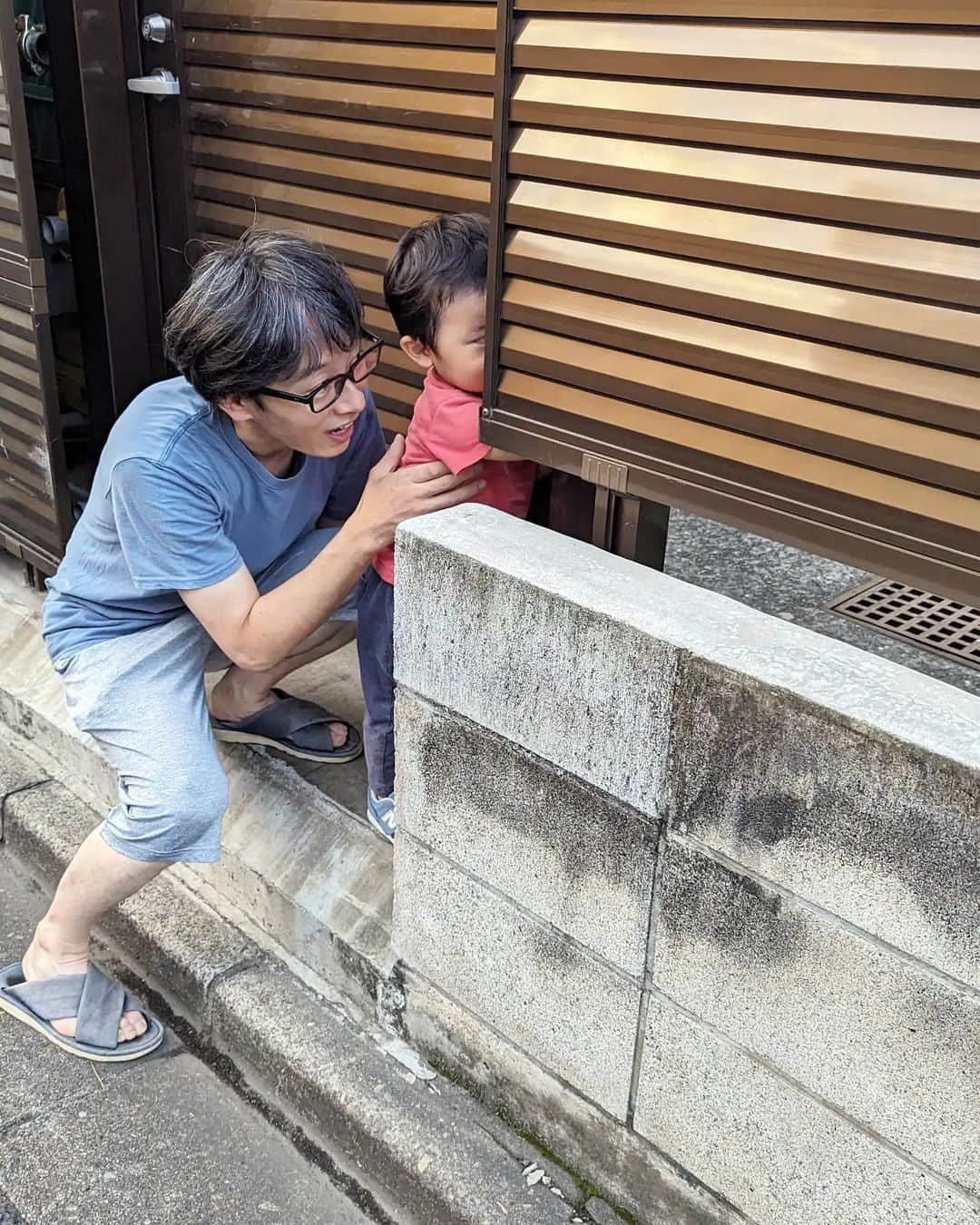 良田麻美さんのインスタグラム写真 - (良田麻美Instagram)「暑い💦💦💦💦💦  今日もどうか皆様お体お大事に過ごしましょう😅💦  三連休いかがお過ごしですが？😄💞  今日はのんびり〜😌  お庭はパパの植物だらけでプールが置けず🤢💦  狭いベランダに小さいプールで水遊び😅💦  近所のジャブジャブ池はまだ怖いらしく入らないので😅💦  ここで暑さを偲んで遊びましょ😌😄💞  でも、どこかの施設は寒すぎる😅 家でも遊ぶ事は限られる。  また一つ遊べる物が増えて良かったね〜😄💞  昨日は、パパとも少しだけ時間が取れて、近所の消防車🚒を見に😁💞💞  上から隙間から🤣💦  楽しそうで何よりです💞  今日も暑さに負けず頑張ろ〜〜😃✨  #我が家のプール開き  #子育て奮闘記 #一歳児男子 来月#２歳児男子  #乗り物好き」7月17日 11時09分 - asamiset