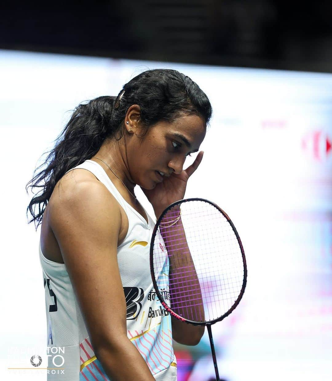 シンドゥ・プサルラのインスタグラム：「My US Open journey came to an end in the quarterfinals, where I faced the talented Gao Fang Jie. Despite having previously defeated her in Canada, she outplayed me in straight sets this time, making effective use of my weaknesses. I must commend her for being fully prepared and delivering an impressive performance. Next time I face you Gao, should be a battle. Good luck for the finals, continue playing like how you are and the title should be yours.   This loss has left a significant emotional impact on me, especially considering the challenging and demanding year I've had. It's disheartening to experience a disappointing defeat after each successful tournament. However, I am determined to channel my emotions into redoubling my efforts and making the remainder of the year truly remarkable.   I want to express my genuine happiness for Lakshya, who has been performing exceptionally well despite the difficulties he has faced. Witnessing his strong performances has been truly inspiring. As I look ahead, I am eagerly anticipating the upcoming competitions in Korea and Japan. I will continue to push forward, driven by the unwavering support and encouragement of Indian fans everywhere I go. Your support means the world to me, and I am deeply grateful for it ❤️」