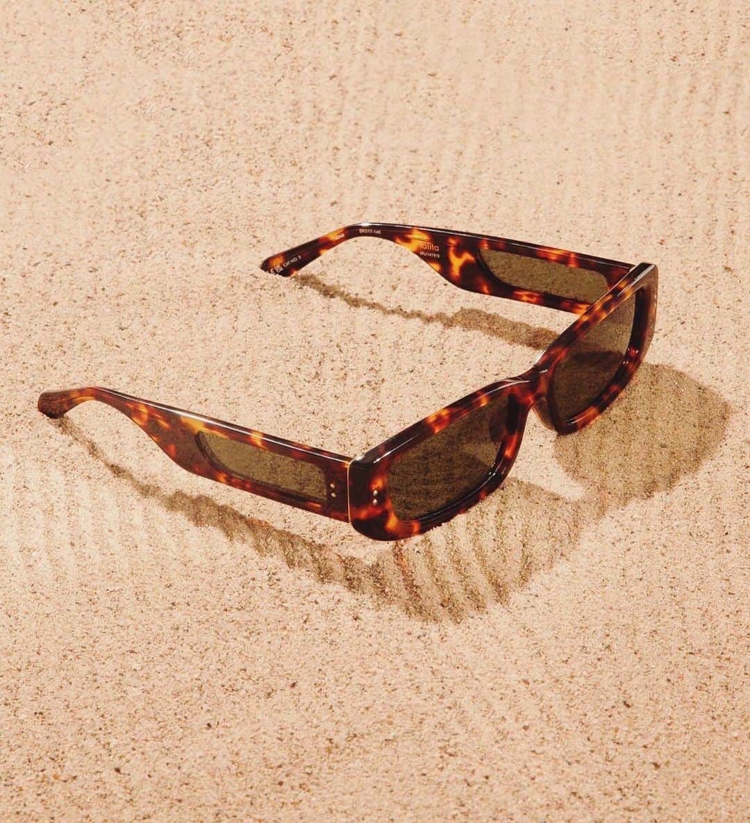 リンダ ファローさんのインスタグラム写真 - (リンダ ファローInstagram)「Saturated by the sun,   The #TALITA creates UV protection all around with cut-out detailing to fit solid lenses on the temples of frame to match the eye lenses for a uniform look.   Explore the Talita #sunglasses and new shapes from the Autumn/Winter ‘23 collection at lindafarrow.com.  art direction: @leobelicha models: @imbeatrizcortes_ @isabellagil beauty: @walterlobato_ styling: @suzuh nails: @brabardasnails executive producer: @ojulianoalmeida」7月17日 5時45分 - lindafarrow