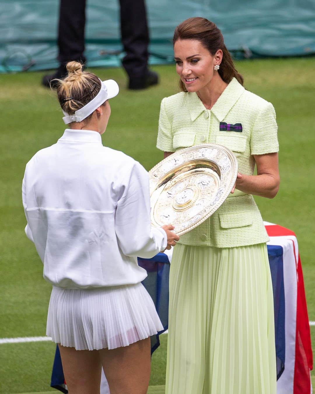 ELLE Czechさんのインスタグラム写真 - (ELLE CzechInstagram)「Letošní Wimbledon máme oficiálně za sebou! Na finálovém víkendu nechyběla ani princezna z Walesu Kate Middleton, aby předala ceny vítězům. Který zelený outfit vás více zaujal? Sobotní pastelové šaty značky @mrselfportrait nebo nedělní midi z dílny @roland_mouret?   —— Foto: @gettyimages   #ReadOnELLE #ELLECzech #ELLE #Wimbledon #Wimbledon2023」7月17日 5時56分 - elleczech