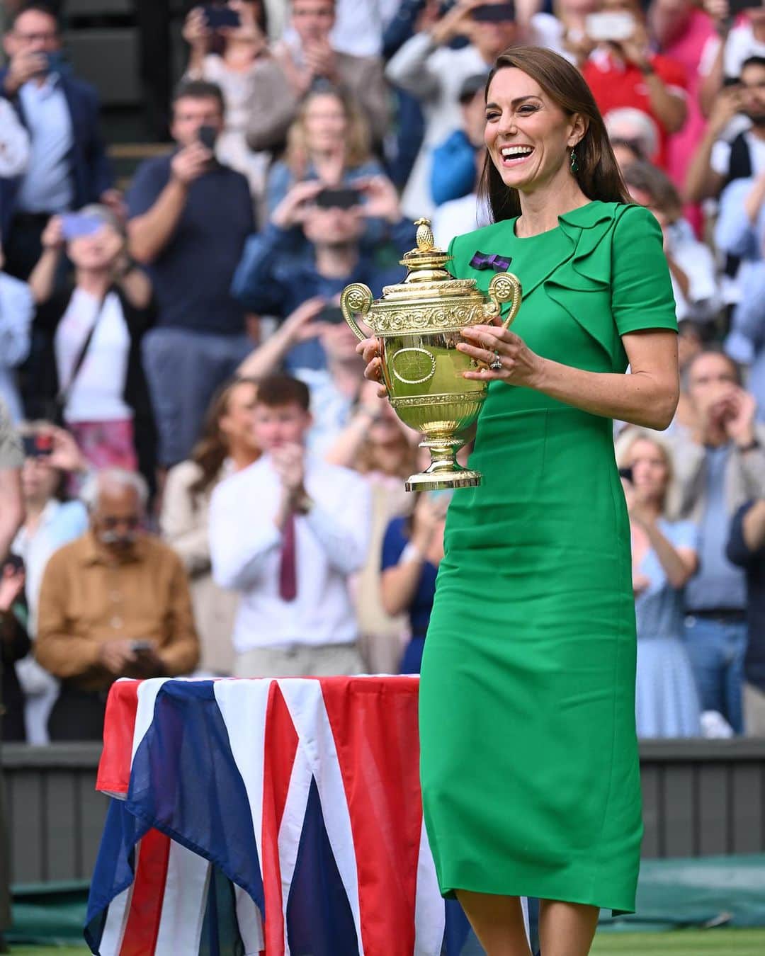 ELLE Czechさんのインスタグラム写真 - (ELLE CzechInstagram)「Letošní Wimbledon máme oficiálně za sebou! Na finálovém víkendu nechyběla ani princezna z Walesu Kate Middleton, aby předala ceny vítězům. Který zelený outfit vás více zaujal? Sobotní pastelové šaty značky @mrselfportrait nebo nedělní midi z dílny @roland_mouret?   —— Foto: @gettyimages   #ReadOnELLE #ELLECzech #ELLE #Wimbledon #Wimbledon2023」7月17日 5時56分 - elleczech