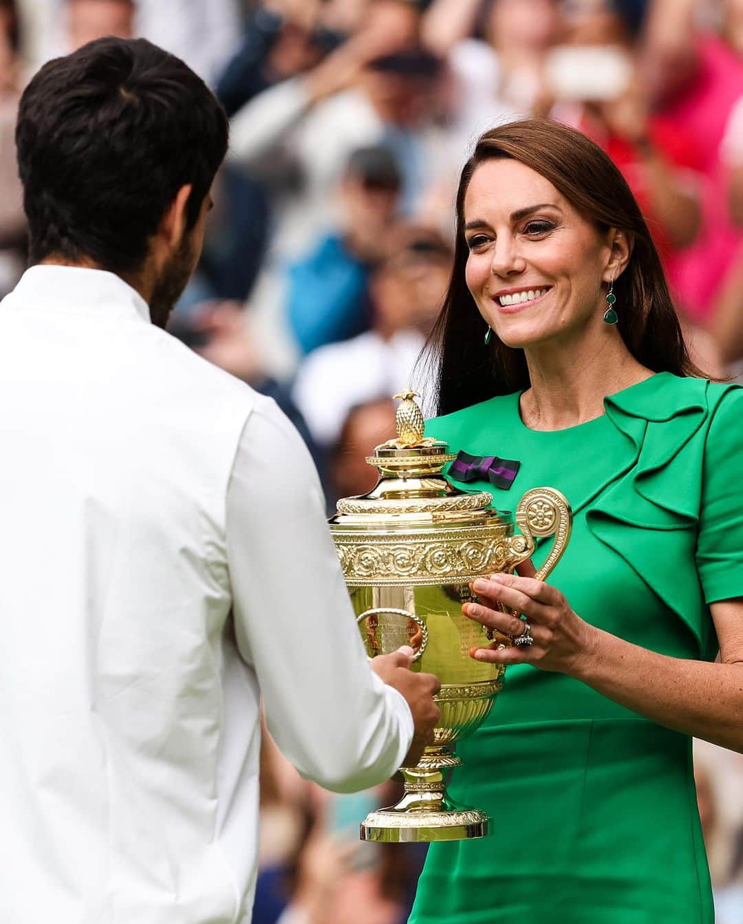 ELLE Czechさんのインスタグラム写真 - (ELLE CzechInstagram)「Letošní Wimbledon máme oficiálně za sebou! Na finálovém víkendu nechyběla ani princezna z Walesu Kate Middleton, aby předala ceny vítězům. Který zelený outfit vás více zaujal? Sobotní pastelové šaty značky @mrselfportrait nebo nedělní midi z dílny @roland_mouret?   —— Foto: @gettyimages   #ReadOnELLE #ELLECzech #ELLE #Wimbledon #Wimbledon2023」7月17日 5時56分 - elleczech