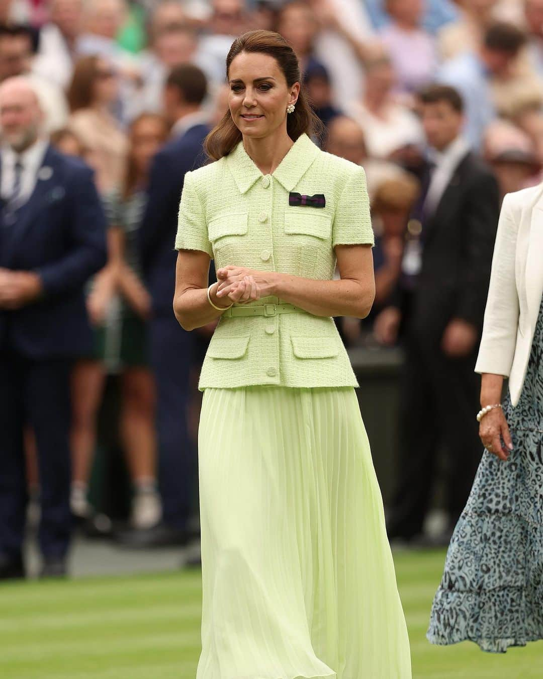 ELLE Czechさんのインスタグラム写真 - (ELLE CzechInstagram)「Letošní Wimbledon máme oficiálně za sebou! Na finálovém víkendu nechyběla ani princezna z Walesu Kate Middleton, aby předala ceny vítězům. Který zelený outfit vás více zaujal? Sobotní pastelové šaty značky @mrselfportrait nebo nedělní midi z dílny @roland_mouret?   —— Foto: @gettyimages   #ReadOnELLE #ELLECzech #ELLE #Wimbledon #Wimbledon2023」7月17日 5時56分 - elleczech