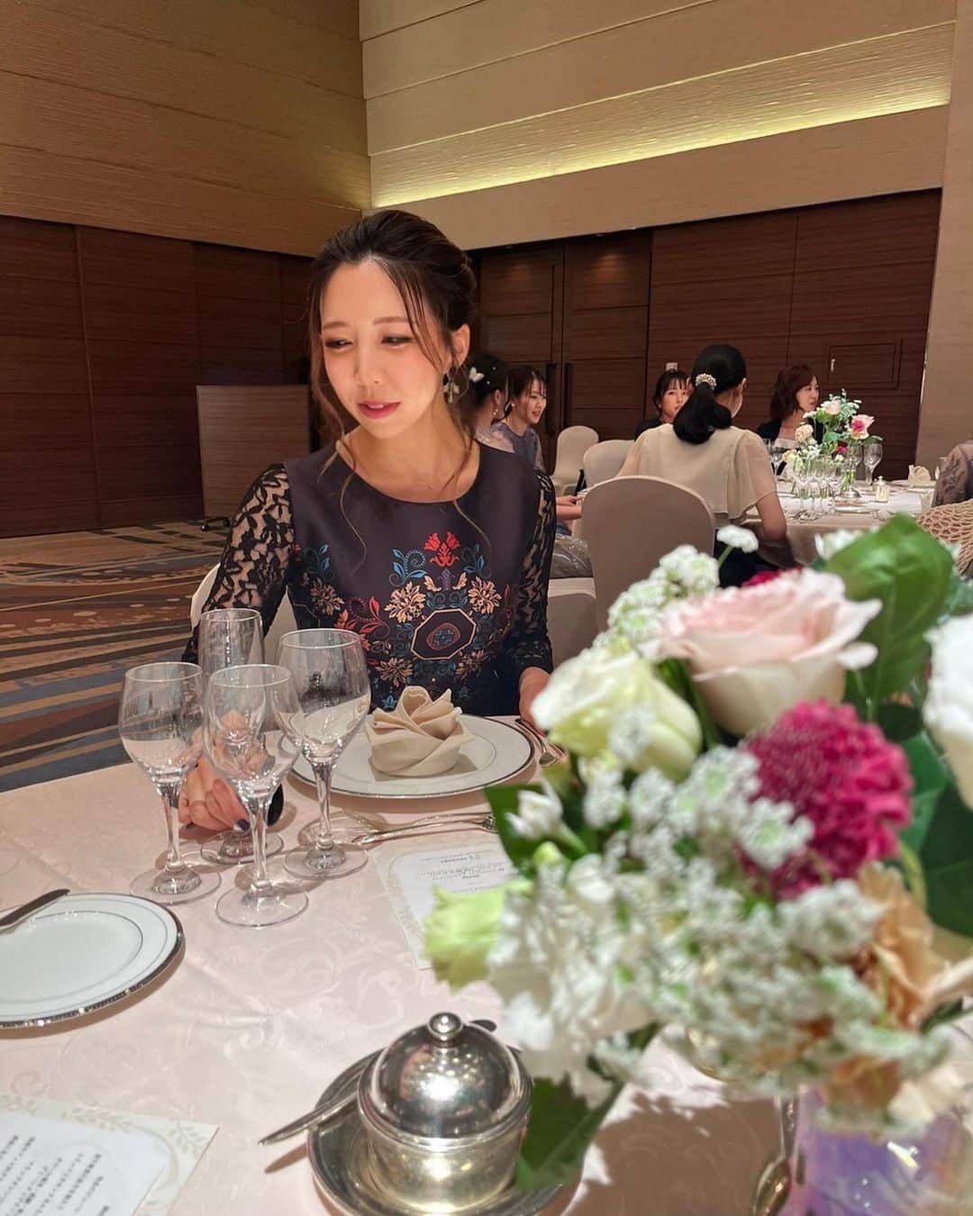りかのインスタグラム：「Happy wedding👰💍.  #お呼ばれコーデ　#結婚式コーデ #結婚式ヘアアレンジ #ウェディング　#wedding #花束　#marriage  #ootd #コーデ　#fashion #セルフネイル　#マツパ　#summer #ワンピース　#ドレス　#like #photooftheday #instagood #nofilter #tbt #igers  #picoftheday #」
