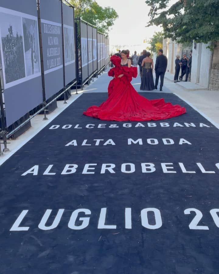 のインスタグラム：「Wore this amazing gown at DG Alta Moda show🥀」