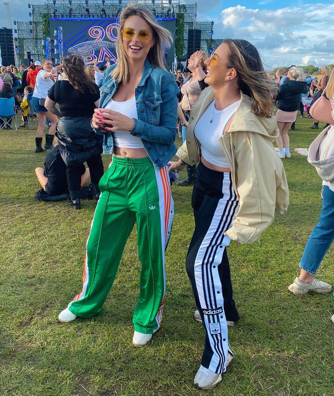 リアン・スグデンのインスタグラム：「Went to “90’s baby” festival!   What a hoot!! I’m thinking we should bring popper pants back.   @itsthenineteesbaby」