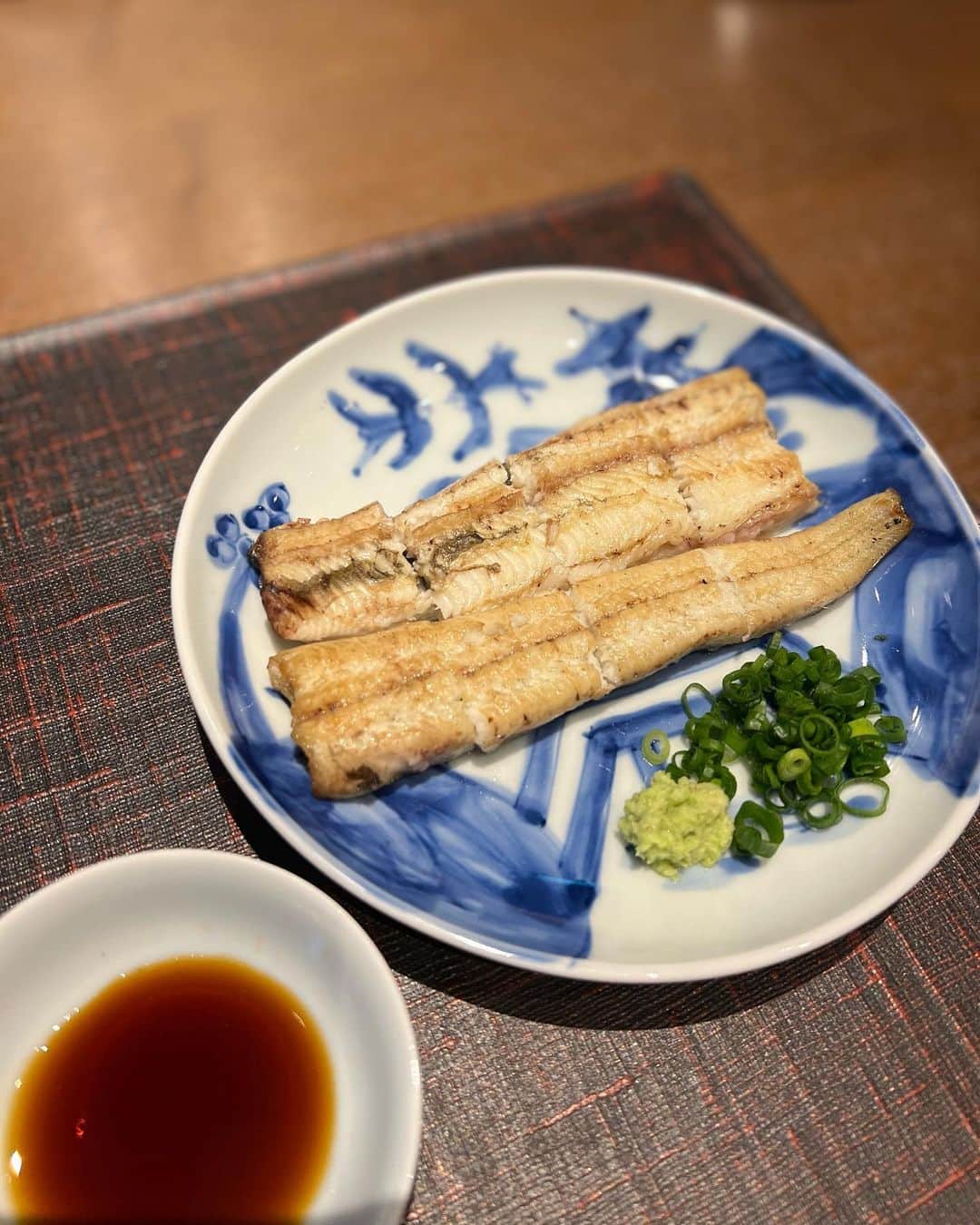 ImotoEtsuyo さんのインスタグラム写真 - (ImotoEtsuyo Instagram)「#おはようございます  ・ ・ 今日も暑くなりそうですね… しっかり食べて、水分も摂って この暑さを乗り切りたいですね。 ・ ・ 写真は６月に食べた　#鰻  鰻の　#しゃぶしゃぶ って 初めて頂きました。 ・ @unagi_maehara  ・ ピアス，リング，ネックレス　➡︎ @pluster.jp  ・ ・ #うなぎ  #鰻の白焼き  #鰻重  #鰻屋  #ウナギ  #鰻好き  #京都鰻まえはら  #京都まえはら虎ノ門  #虎ノ門ヒルズ  #虎ノ門グルメ  #tranomonhills  #東京グルメ  #gourmet」7月17日 6時18分 - bisuhada