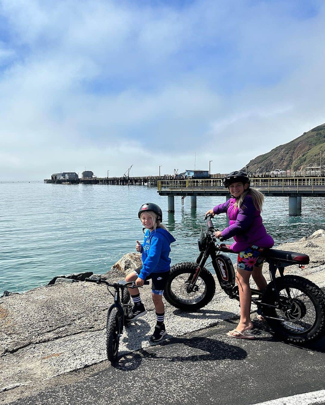 ケアリー・ハートさんのインスタグラム写真 - (ケアリー・ハートInstagram)「What a weekend w/ the kids!!!!!! Last minute decided to head up to Avila beach in the Rv and get in a couple beach days. We had some serious fun ripping @super73 and @ridestacyc ebikes around the area. Willz getting her boogie board on and Jamo working on his football skills 🤣. Really wish mama could have been here, but next time for sure. Keeping these kids active while mama @pink is finishing up her Euro stadium tour 🤘🏼. Love making memories w/ the kids. I’m beat 🤣🤣. Hope everyone had a great weekend!!!!!」7月17日 6時19分 - hartluck