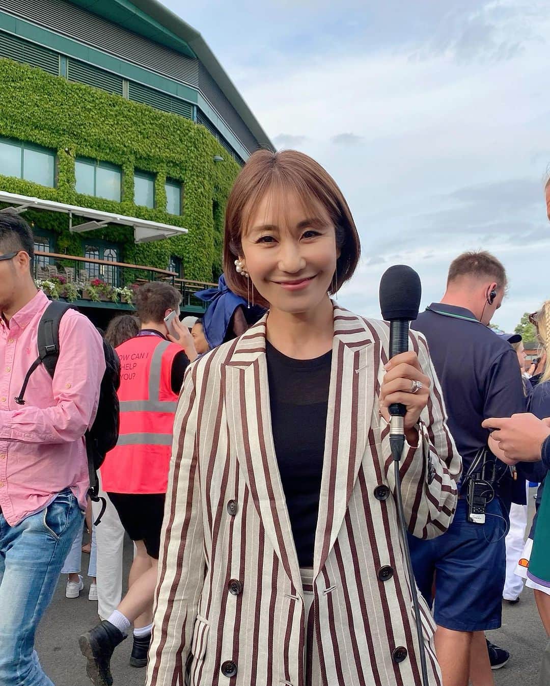 森上亜希子さんのインスタグラム写真 - (森上亜希子Instagram)「アルカラス選手、優勝おめでとうございます‼️  いや〜1stセットから考えらないような試合展開になりましたね！  思うような展開にならなくても、耐えて耐えて自分の時間がくるまで待つ。 2人の駆け引きや攻防が本当に面白かったです！  センターコート内はアルカラス選手への声援が本当に凄かったです！ もちろん、ジョコビッチ選手への声援もあるのですが、それをかき消すほどの声援でした。  芝というサーフェスでも強さを見せたアルカラス選手、今年の後半戦も楽しみですね！  どれだけタイトルを持っていても、ジョコビッチ選手の想いのこもったスピーチの涙には心打たれましたね🥹  今日で私の2023 Wimbledonも無事に終了しました。 4年ぶりの現地からの放送でしたが、やっぱり最高でした‼️ 現地に来させていただいて心から感謝しております。  放送をご覧いただいた皆様、お聞き苦しい事も多々あったと思いますが本当にありがとうございました！  そしてスタッフの皆様には2週間以上お世話になり、多くの方々に助けていただいて心から感謝しております。 本当にありがとうございました！  最後の衣装紹介です！ Styling by @mari_takarada   最後はこの衣装！と決めていました。 ストライプのセットアップです。 ショートパンツが新鮮でした！ もっと足を鍛えなきゃですが😅  マリさん、2週間分の衣装を素敵のコーディネートして下さりありがとうございました♡  写真は最後の中継場所から。 ワチャワチャしてるけど、それも最高です！  Set up @keitamaruyama   Shoes @pellico_japan (スタイリスト私物）  Accessories @stellarhollywood   #wimbledon  #ウィンブルドン #nhk #tennis #テニス #解説 #感謝 #keitamaruyama  #stellarhollywood」7月17日 6時20分 - akiko_morigami