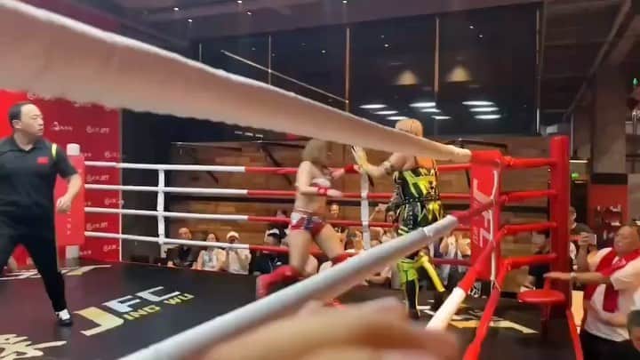 高橋奈苗のインスタグラム：「Nanae vs Sareee  in Chaina🇨🇳  @nanae_passion_  follow me!  通販ショップ➡︎ https://jungarian.thebase.in/  #プロレス #高橋奈七永  #ナナエ #パッション #passion #女子プロレス #人間国宝 #japan #nanaetakahashi #中国　#Chaina #上海　#trip #Sareee」