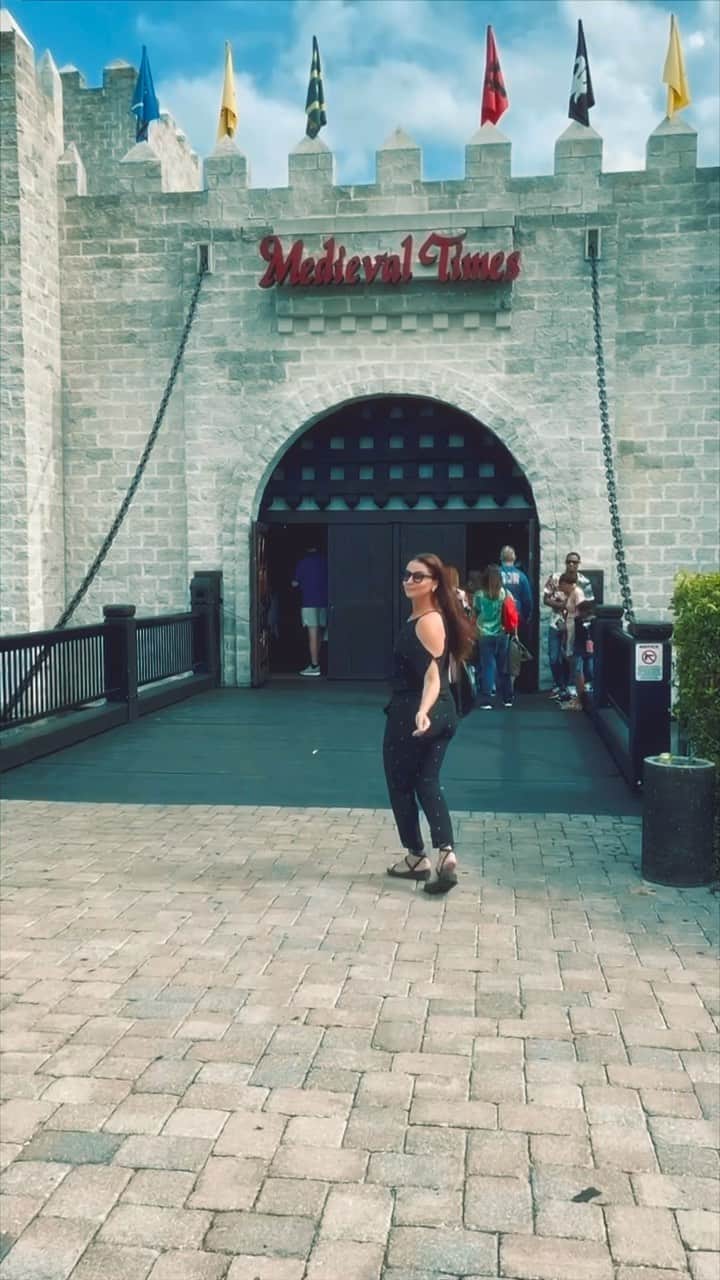 Giovanna Antonelliのインスタグラム：「Chamando as amigas pra uma noite especial !! @experiencekissimmee @medieval_times  #MyKissimmee  #GetBold #mtfan #medievaltime」