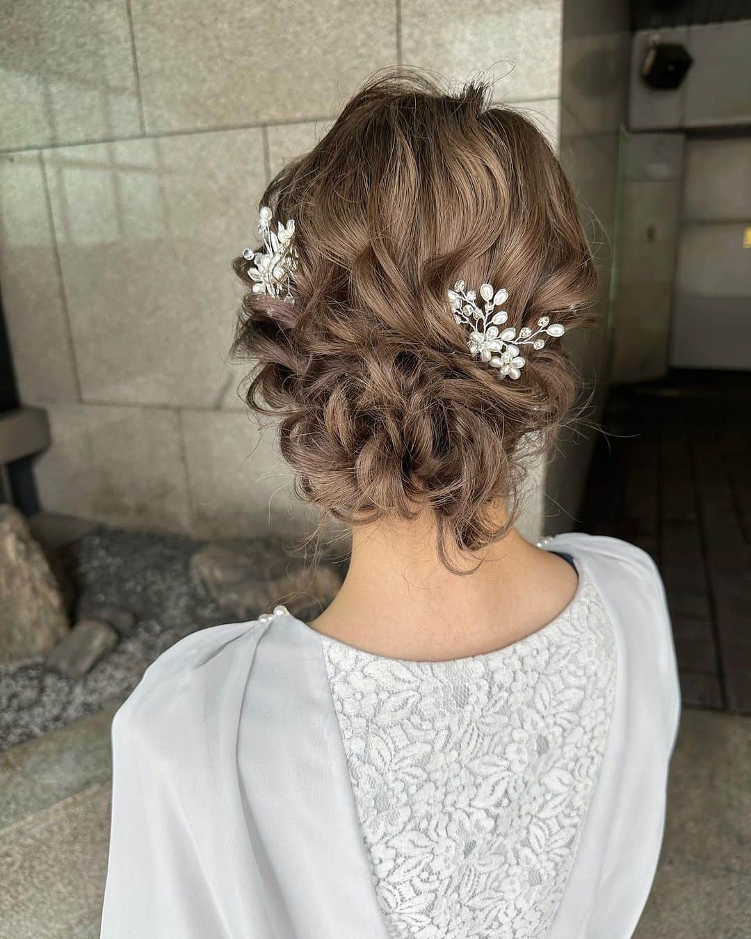 カワノ ヨウヘイのインスタグラム：「✴︎ お呼ばれアップ✨少し世の中が結婚式も増えてきて週末にはかなりセットのご予約が増えてきています✨✨ 列席のお客様を担当させていただく時のボクのテーマは『会場で2番目に可愛く✨』です。 その日の主役である花嫁様の次に可愛くします。 派手すぎたり地味すぎたりしたらせっかくの楽しい時間が台無しになるので、ぜひボクに任せてくださいね✨ 最高に可愛いを創ります💫 ✴︎ ✴︎  ✴︎ ✴︎  GATE.（月火土） 大阪市北区堂山町1-5 B1 ✴︎ TRUNK（水木金日） 大阪市西淀川区野里3-2-19 1F ✴︎ 大人カワイイカラーとヘアアレンジで最高に可愛くさせていただきます✨ ✴︎ ダメージレスなブリーチに透明感あるカラーが得意でお仕事の都合で明るくできない方にも最適なカラーをオススメします✨ ✴︎ 質問や気になることはお気軽にDMしてください。  #大阪美容室#大阪美容師#梅田ヘアアレンジ#御幣島ヘアアレンジ#インナーカラー#デートアレンジ#カジュアルヘアアレンジ#ヘアアレンジ#梅田美容室」