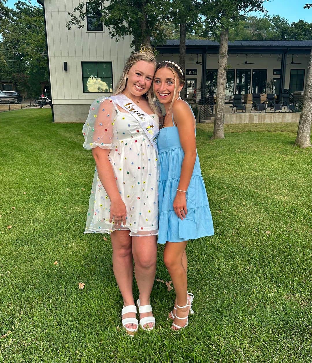 Brooklyn and Baileyのインスタグラム：「Being the maid (or matron) of honor for your high school bestie >>>」