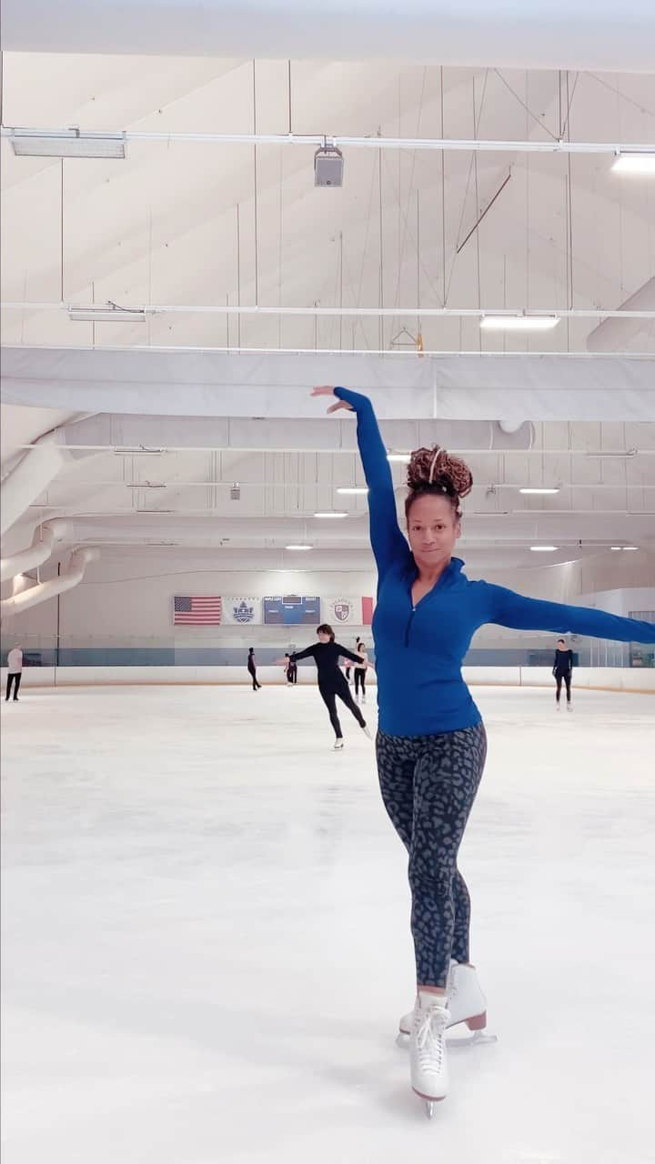 モニーク・コールマンのインスタグラム：「Unlocking new levels of JOY every time I get on the ice ⛸️   #mightymo  #adultfigureskating  #unspeakablejoy」