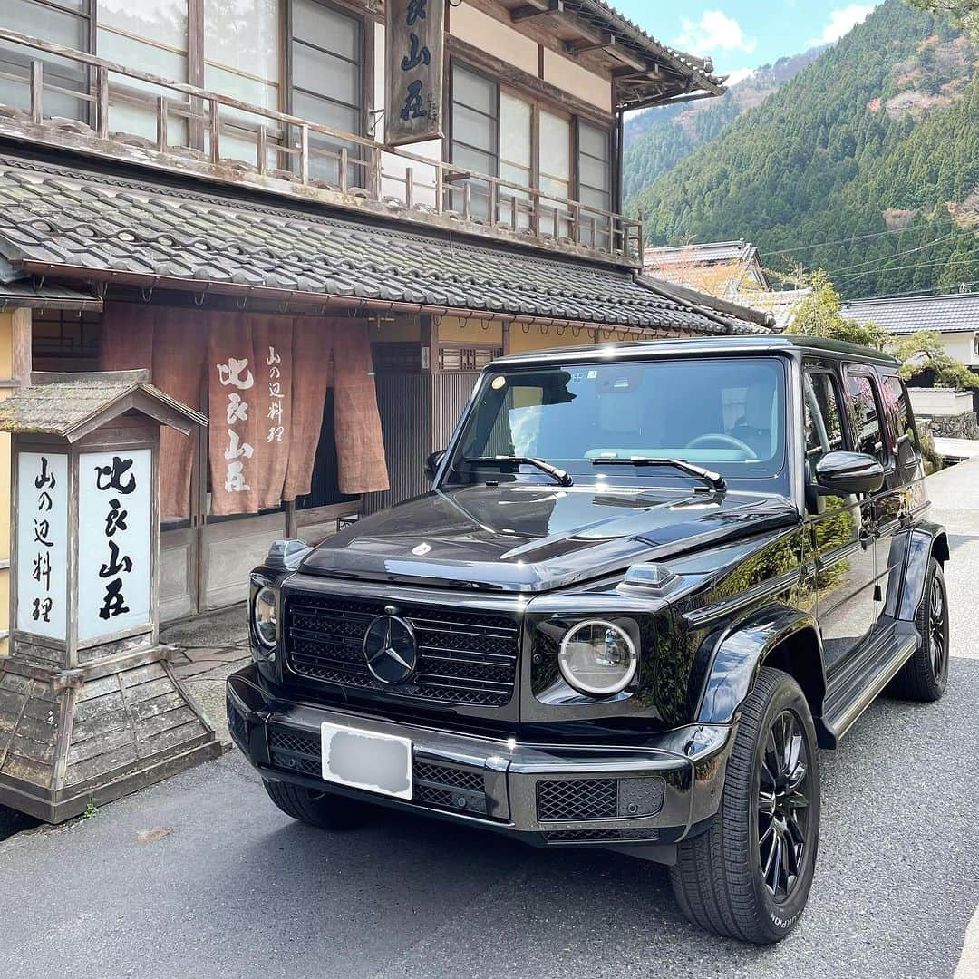 山岸久朗さんのインスタグラム写真 - (山岸久朗Instagram)「2年半乗った愛車g400dマニュファクトゥーアエディションを売ろうかなと思います。買いたい方いらっしゃいますか？ネットで検索したらだいたい2000万超えてます。そこへブラバスのリップとマフラー、ローダウン、スペーサー他いろいろついてます（画像は新車時なのでまだ何もついてません💦） 走行は12,000kmです。DMで買値を入札ください。いちばん良き条件くださった方に決めます。最低入札額は1800万です。  #g #gclass  #gclasse  #g400 #g400d  #manufakturedition  #g400dmanufakturedition  #gクラス #ゲレンデ #ゲレンデヴァーゲン  #ゲレンデ愛好会  #ゲレンデのある生活」7月17日 6時53分 - yamaben