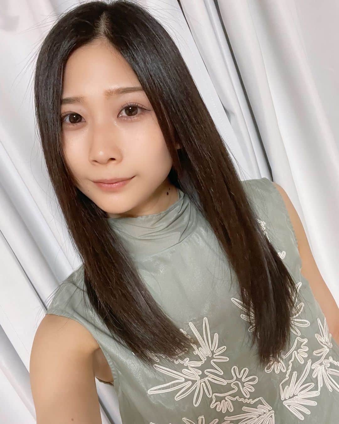 塩野響子のインスタグラム：「⠀good morning🐥💙 最近あった良いこと教えてっ！♡ ⠀ ⠀ #黒髪 #ストレートヘア #ワンレン」
