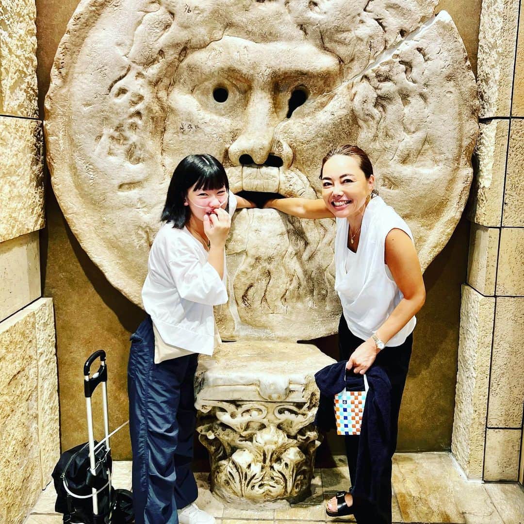 yukiさんのインスタグラム写真 - (yukiInstagram)「おはようございます。  #真実の口  #オードリーヘップバーン風 リアクション 無事に手は残ってました🫱🏼」7月17日 7時01分 - milkayuki