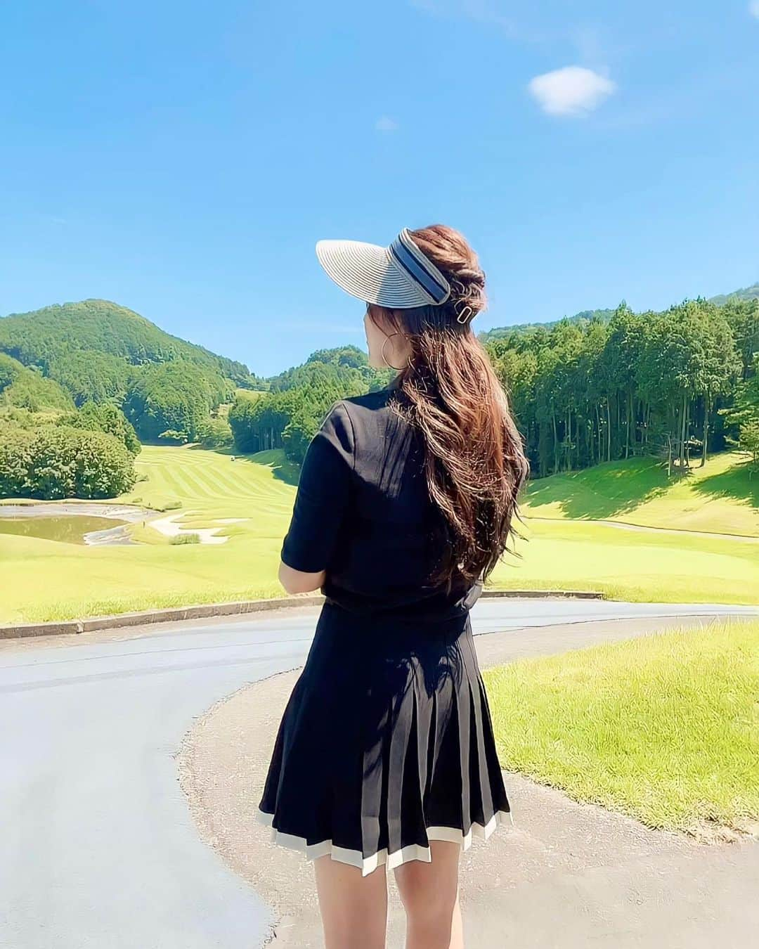 mikaのインスタグラム：「♥︎︎∗︎*  女子力アップできるウエア♡ @hare.golf   インスタで見る韓国女子が綺麗すぎて このウエア見て『コレだ！』って一目惚れ✨ 半袖に珍しい5部袖だし前からもカワイイけど 個人的には後ろからみたプリーツのシルエットが 超絶タイプなウエアだよ🥰  8月末までお得に10%オフになるから クーポンコード『RX9KPLJC』で お得にゲットしてね🩶  #ゴルフ #ゴルフウエア #haregolf #ゴルフコーデ #golf #golfgirl #골프여자 #女子ゴルフ #golstagram #golflove #ゴルフ好き #ゴルフ最高 #ゴルフ上手くなりたい #高尔夫 #골프」