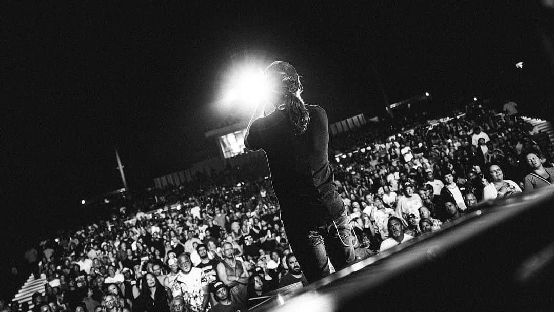 3 Doors Downのインスタグラム：「3DD takes on Cali 🔥 🔥 🔥   📸: @wurzy_media」