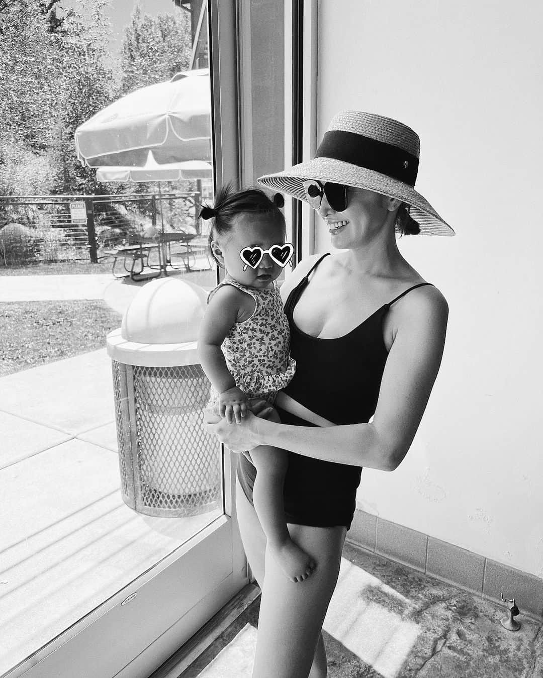 翁安芸さんのインスタグラム写真 - (翁安芸Instagram)「The first swim lesson of my baby girl🤍💦 She loooves the water!!  👶🏻 swimsuit #roandfern   🧒🏻 swimsuit #seajapan #alexiastam  Hat #helenkaminski #ヘレンカミンスキー   #swimsuits #swimwear #poolday #aspen」7月17日 7時09分 - akinyc