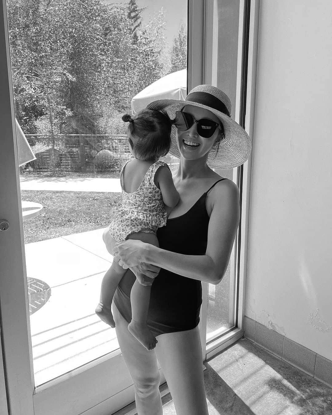 翁安芸さんのインスタグラム写真 - (翁安芸Instagram)「The first swim lesson of my baby girl🤍💦 She loooves the water!!  👶🏻 swimsuit #roandfern   🧒🏻 swimsuit #seajapan #alexiastam  Hat #helenkaminski #ヘレンカミンスキー   #swimsuits #swimwear #poolday #aspen」7月17日 7時09分 - akinyc