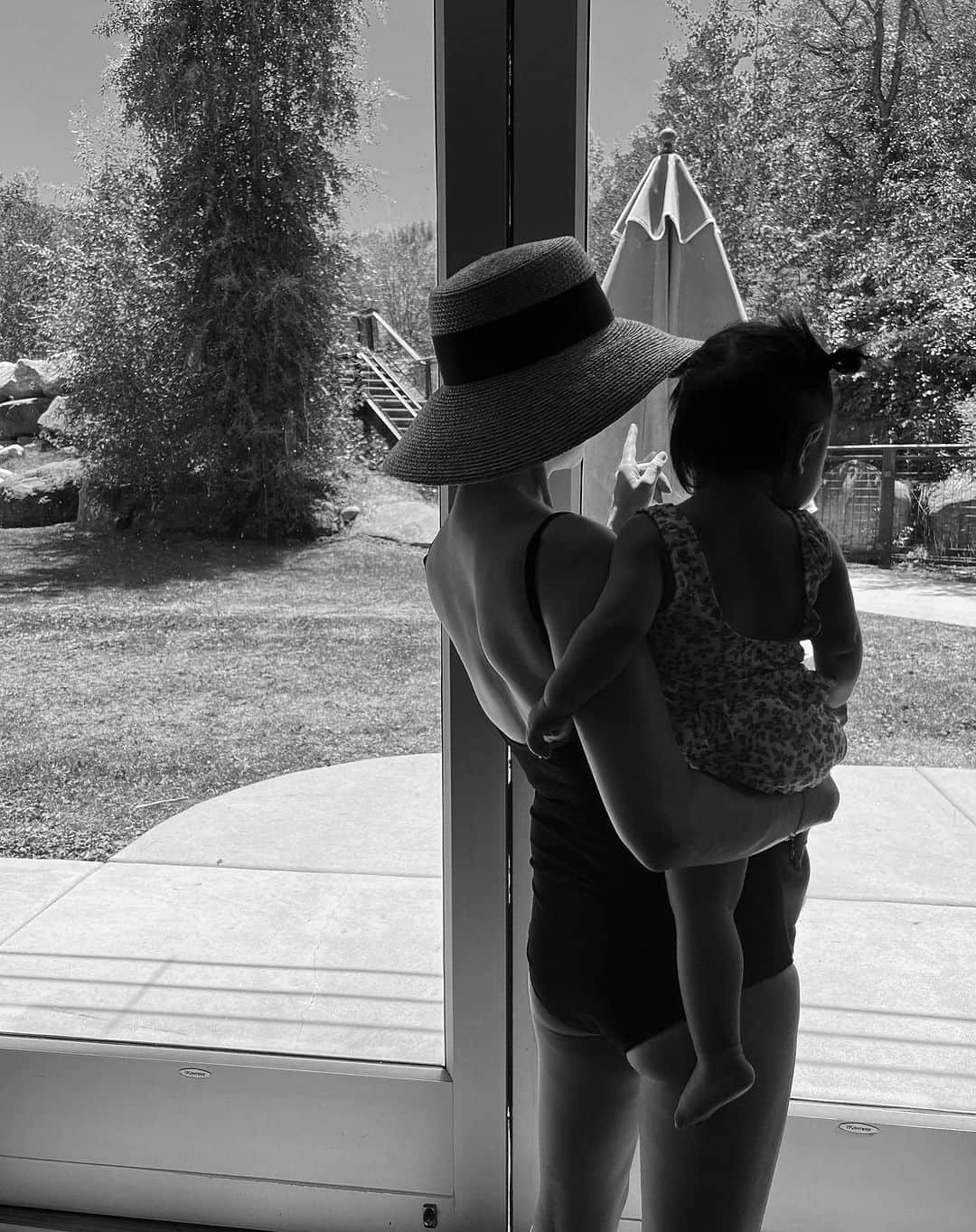 翁安芸のインスタグラム：「The first swim lesson of my baby girl🤍💦 She loooves the water!!  👶🏻 swimsuit #roandfern   🧒🏻 swimsuit #seajapan #alexiastam  Hat #helenkaminski #ヘレンカミンスキー   #swimsuits #swimwear #poolday #aspen」
