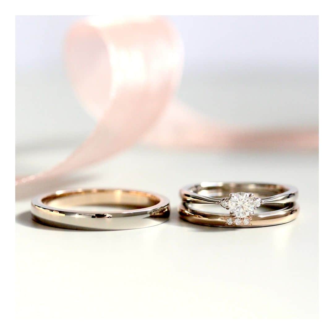 ith / イズ オーダメイド結婚指輪さんのインスタグラム写真 - (ith / イズ オーダメイド結婚指輪Instagram)「ピンクゴールド×ホワイトゴールドの コンビカラーの結婚指輪を、 メインカラーを入れ替えて お二人それぞれの配色でお仕立てしました。  男性の指輪は一見すると ホワイトゴールドに見えますが、 内側には女性の指輪と同じく ピンクゴールドが覗きます。  婚約指輪は、特別な輝きを放つ 心惹かれた”5EX / ファイブエクセレント”評価の 美しいダイヤモンドをお留めしました。  彩り豊かな結婚指輪と婚約指輪が、 お二人の結婚生活に 華を添えてくれますように。  ▽ 指輪について 結婚指輪(男性)：ダカーポ K18WG/K18PG：要相談  結婚指輪(女性)：アルページオ K18PG/K18WG：148,000円〜  婚約指輪：クオレ K18WG/0.2ct~：278,000円〜  お問い合わせコード：23671  *********************************** ⧉ ith 公式WEB  @ith_marriage アカウントTOPへ 　 ☞ プロフィールURLをタップ  ⧉ 公式ハッシュタグ   ☞ #イズマリッジ   ⧉ 暮らしに寄り添うジュエリー  ith online store ☞  @ith_jewelry   ***********************************  #結婚指輪 #マリッジリング  #婚約指輪 #エンゲージリング #カスタマイズ #オーダーメイド #オーダーメイドリング #手仕事 #結婚指輪オーダー #アトリエ #ゴールドリング  #ダイヤモンド #結婚指輪探し #結婚指輪選び #指輪選び #指輪探し #結婚準備 #婚約 #プロポーズ #プレ花嫁  #花嫁準備 #2023秋婚 #2023冬婚  #2024春婚 #2024夏婚 #職人」7月17日 7時10分 - ith_marriage