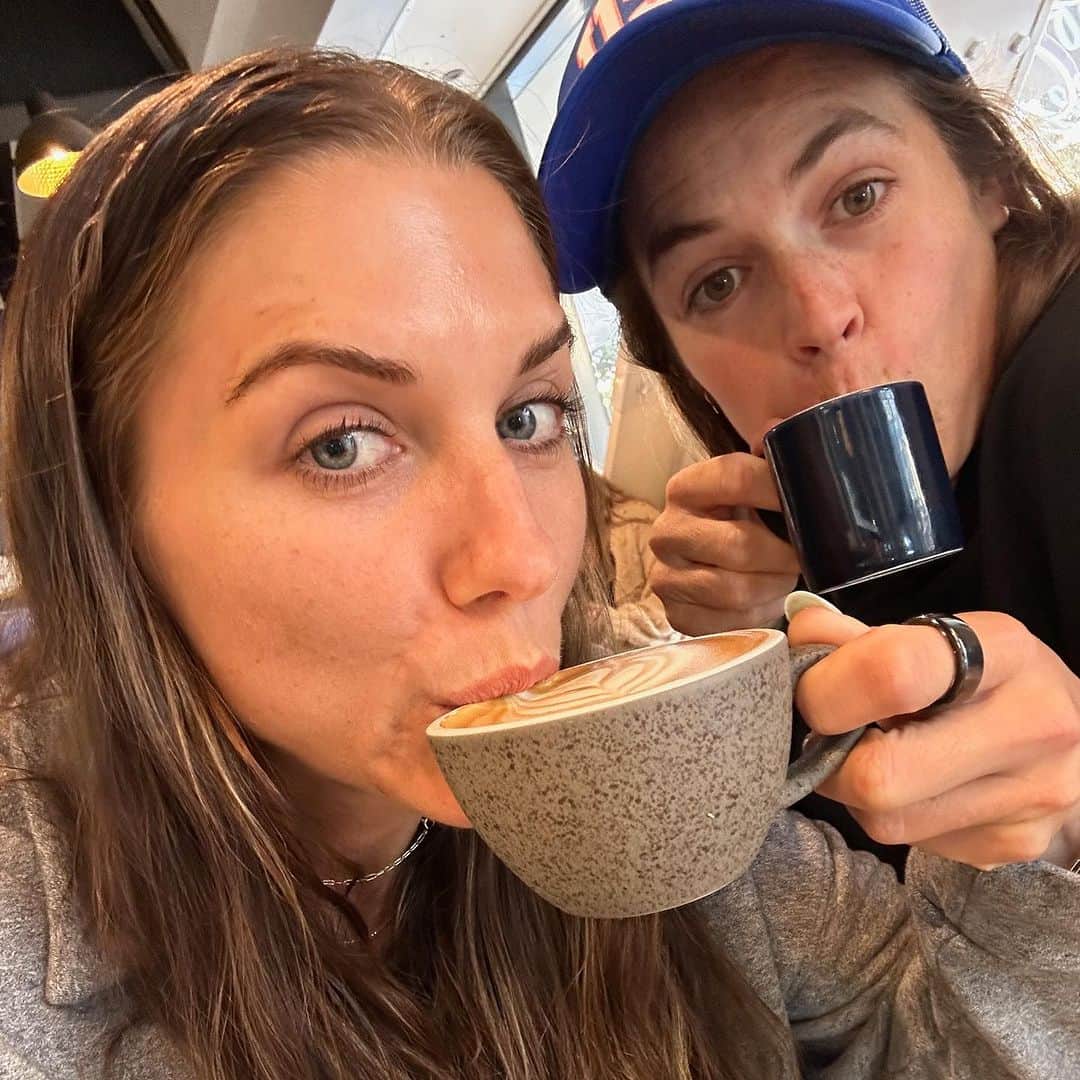 アレックス・モーガンのインスタグラム：「Basically, it’s footy & coffee currently」