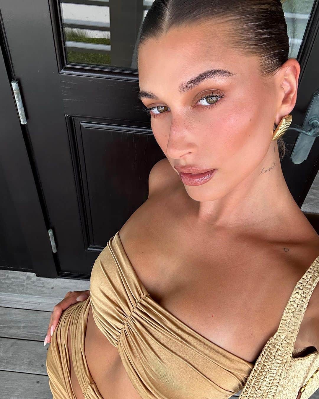 ハイレイ・ロード・ボールドウィンのインスタグラム：「latte makeup 🥛☕️☕️ but make it head 2 toe 🧸」