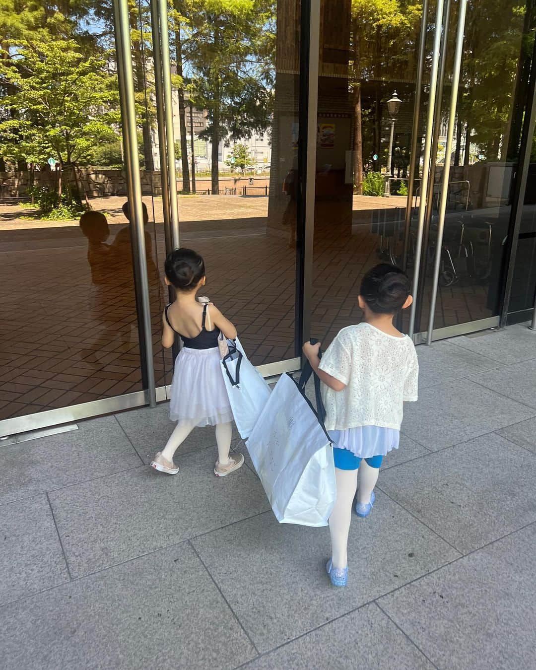 ayu kagawaさんのインスタグラム写真 - (ayu kagawaInstagram)「この連休の一大イベントは娘の初めてのバレエの発表会でした🩰🤍  習い始めて8ヶ月。 最初はジャンプもカエルみたいだし🐸何するにももう本当に面白くて笑いを堪えるのに必死だったんだけど🤭発表会にでると決まると娘なりに頑張っているのがすごく伝わってきて、 小さい体で頑張る姿にとても感動した🥺  リハーサルでは大きな舞台で大人だらけのピリッとした雰囲気の中、ママ〜と手を振ってきたり😂お腹すいたー！と言ってたり、マイペース爆発しててヒヤヒヤしたけど🥹 本番はばっちり！ こんな大きな舞台で立派に踊った娘をとても誇りに思う😌 何より本番も娘らしくすごく楽しそうに踊っていてもうただただ可愛くて（親バカ）家族みんなで発狂しました。笑👨🏽👩🏻👦🏽👴🏻👵🏻💘 2曲目で出てきた時には既に、綺麗にしてもらっていたお化粧は半分見事に取れていて、つけまつげもアイラインも片方だけ🤣目がかゆかったの。と言ってたけどどんだけこすったんやw半顔メイクが面白くて最後にようやく会えた時、感動と共にまた笑いが止まらなかったよ🥹娘らしくて🥰  何かを一生懸命頑張る姿は素晴らしいね。 親子共々とても良い経験をさせてもらった✨✨ 最年少のバレリーナちゃん🩰 お疲れ様でした🩷  そしてとにかくお姉さんお兄さんたちの踊りが可愛くて綺麗でかっこよくて素晴らしかった！！！👏  #4歳 #バレエ発表会 #小さなバレリーナ」7月17日 7時22分 - ayuyunyun