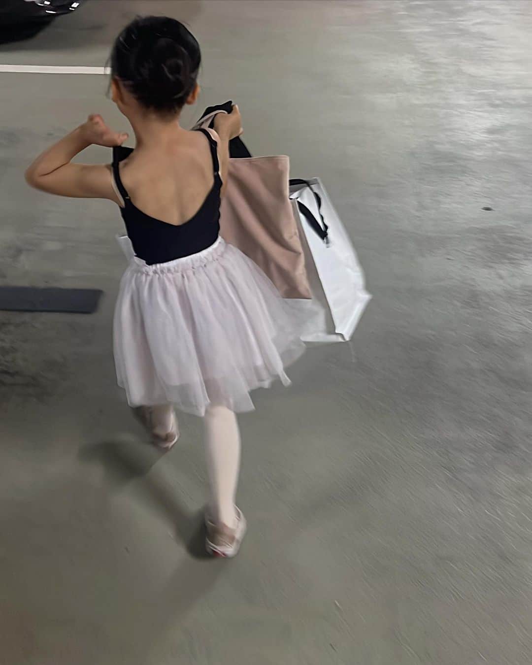 ayu kagawaさんのインスタグラム写真 - (ayu kagawaInstagram)「この連休の一大イベントは娘の初めてのバレエの発表会でした🩰🤍  習い始めて8ヶ月。 最初はジャンプもカエルみたいだし🐸何するにももう本当に面白くて笑いを堪えるのに必死だったんだけど🤭発表会にでると決まると娘なりに頑張っているのがすごく伝わってきて、 小さい体で頑張る姿にとても感動した🥺  リハーサルでは大きな舞台で大人だらけのピリッとした雰囲気の中、ママ〜と手を振ってきたり😂お腹すいたー！と言ってたり、マイペース爆発しててヒヤヒヤしたけど🥹 本番はばっちり！ こんな大きな舞台で立派に踊った娘をとても誇りに思う😌 何より本番も娘らしくすごく楽しそうに踊っていてもうただただ可愛くて（親バカ）家族みんなで発狂しました。笑👨🏽👩🏻👦🏽👴🏻👵🏻💘 2曲目で出てきた時には既に、綺麗にしてもらっていたお化粧は半分見事に取れていて、つけまつげもアイラインも片方だけ🤣目がかゆかったの。と言ってたけどどんだけこすったんやw半顔メイクが面白くて最後にようやく会えた時、感動と共にまた笑いが止まらなかったよ🥹娘らしくて🥰  何かを一生懸命頑張る姿は素晴らしいね。 親子共々とても良い経験をさせてもらった✨✨ 最年少のバレリーナちゃん🩰 お疲れ様でした🩷  そしてとにかくお姉さんお兄さんたちの踊りが可愛くて綺麗でかっこよくて素晴らしかった！！！👏  #4歳 #バレエ発表会 #小さなバレリーナ」7月17日 7時22分 - ayuyunyun