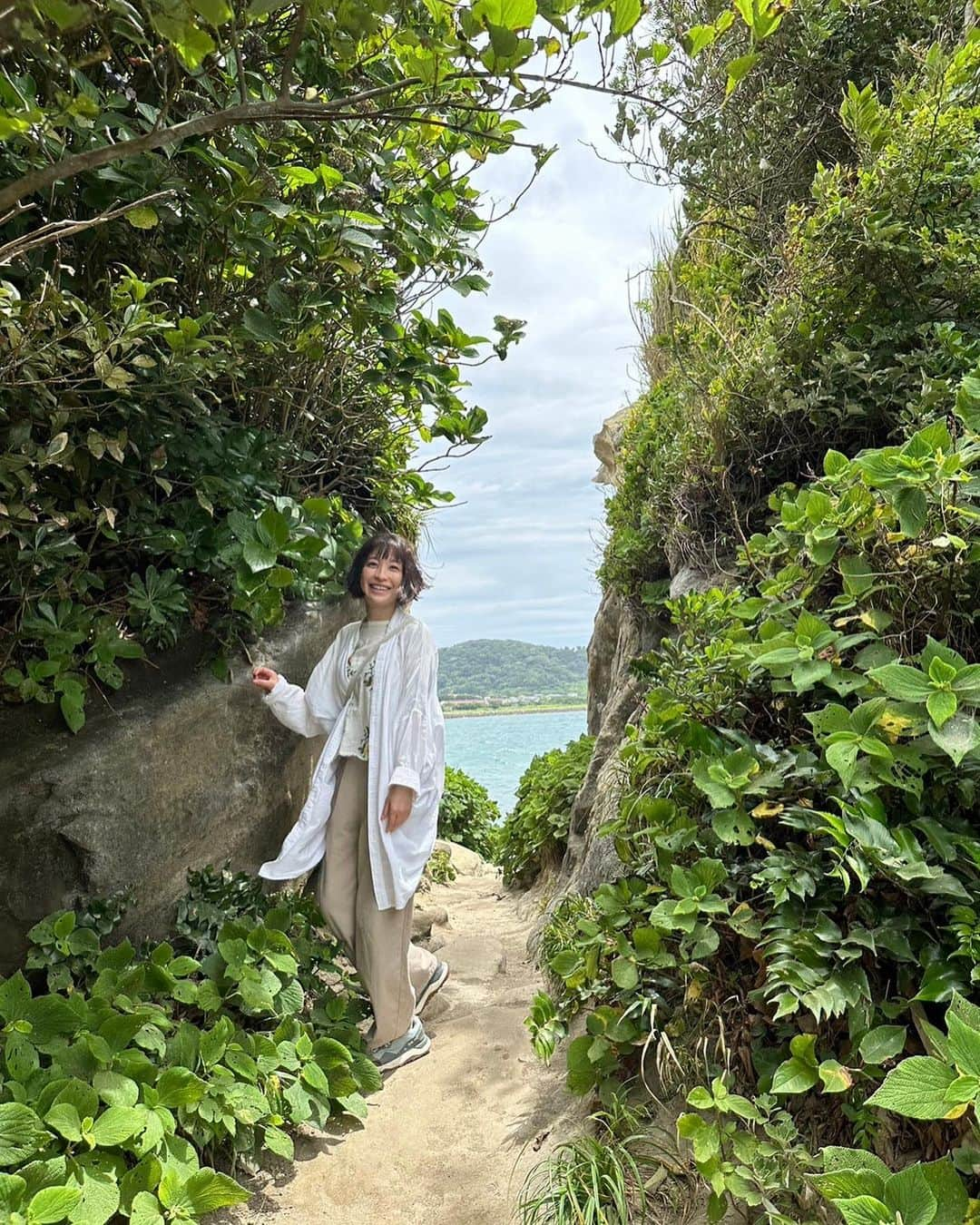 小野真弓さんのインスタグラム写真 - (小野真弓Instagram)「おはようございます😆 海の日🌊🏖️✨  暑い暑いあつーーい😆🌺 今日も暑くなりそうなので、 お外に行かれる方、熱中症対策しっかりと してお出かけくださいね🍹👒  私は昨日、日中ずっとお外仕事で〜 張り切って！熱中症対策万全😆💪 にしていましたが、、 まさかの、足元がふらつき、、 高いところから転げ落ちるという🤣 恥ずかしかった、、🫣  今日は地面にぶつけた腰と左半身が痛くて、 よたよたしています👵😂 （怪我は大した事ありません🙋‍♀️ 湿布を貼って数日すれば治るはず✌️）  暑すぎると、注意力も落ちますね、、🥺⚡️ 皆様も、 お気をつけくださいね(￣∀￣)  さて、 写真は先日のもの☺️🌊 大人だけで、ちょこっと海へ。 館山の沖ノ島まで🌴🚗💨✨  わんこも連れて行きたかったけど、、 暑すぎて、、 お留守番してもらいました😢 時には置いてくのも愛情🥺  千葉って広い〜 千葉県って、ほんとに色んな景色が楽しめる😆✨ まいにち、色とりどりです🌸🌿🐾🌊  #海の日 #千葉の海#透明の海#無人島 #沖ノ島 #わんにゃん留守番 #朝晩涼しい時間にお散歩を #大人の遠足#さくっと海#千葉ドライブ #どんどん増える#木更津仲間 #千葉っていいね#ちばすたぐらむ#館山」7月17日 7時32分 - hanaharuaroi