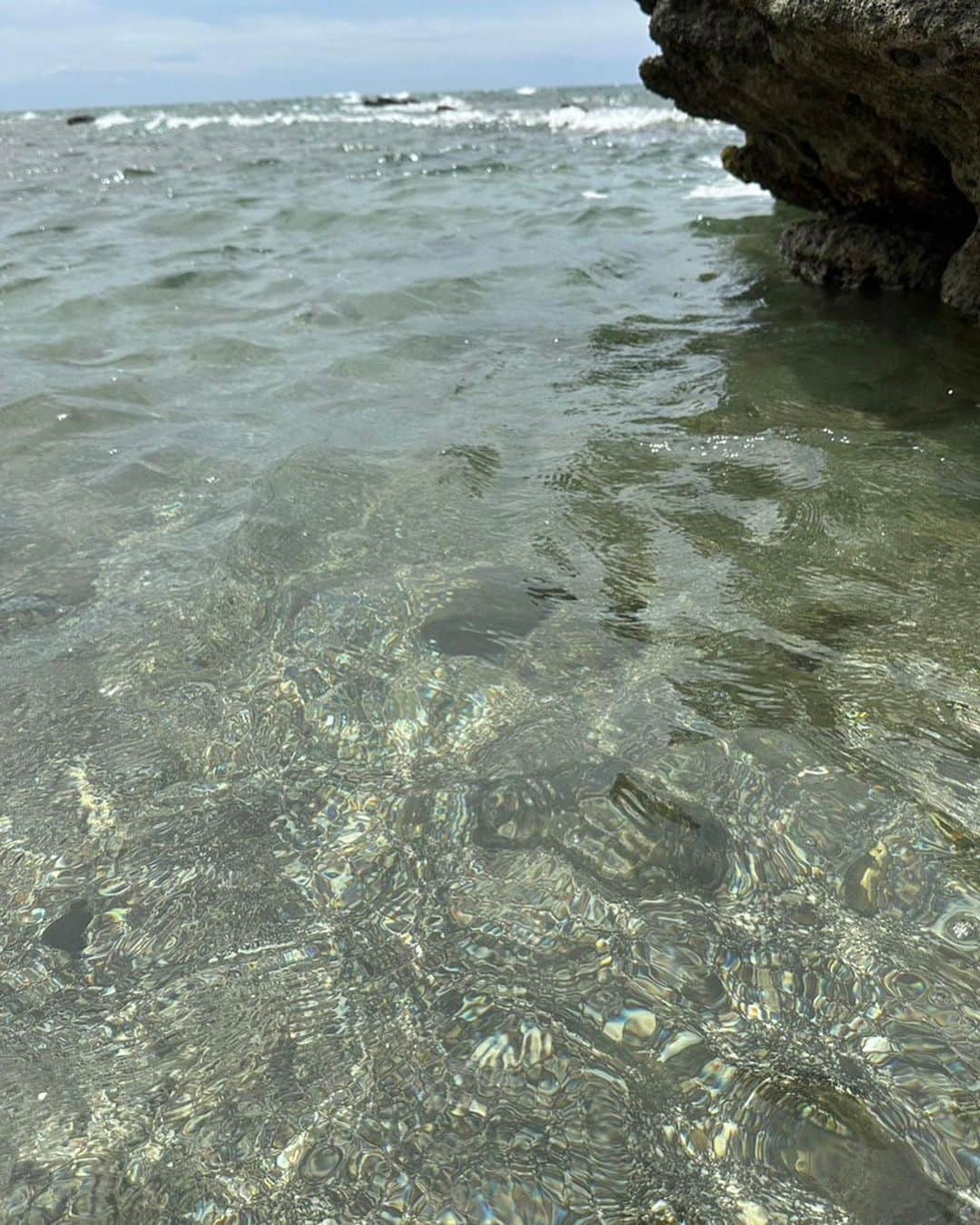 小野真弓さんのインスタグラム写真 - (小野真弓Instagram)「おはようございます😆 海の日🌊🏖️✨  暑い暑いあつーーい😆🌺 今日も暑くなりそうなので、 お外に行かれる方、熱中症対策しっかりと してお出かけくださいね🍹👒  私は昨日、日中ずっとお外仕事で〜 張り切って！熱中症対策万全😆💪 にしていましたが、、 まさかの、足元がふらつき、、 高いところから転げ落ちるという🤣 恥ずかしかった、、🫣  今日は地面にぶつけた腰と左半身が痛くて、 よたよたしています👵😂 （怪我は大した事ありません🙋‍♀️ 湿布を貼って数日すれば治るはず✌️）  暑すぎると、注意力も落ちますね、、🥺⚡️ 皆様も、 お気をつけくださいね(￣∀￣)  さて、 写真は先日のもの☺️🌊 大人だけで、ちょこっと海へ。 館山の沖ノ島まで🌴🚗💨✨  わんこも連れて行きたかったけど、、 暑すぎて、、 お留守番してもらいました😢 時には置いてくのも愛情🥺  千葉って広い〜 千葉県って、ほんとに色んな景色が楽しめる😆✨ まいにち、色とりどりです🌸🌿🐾🌊  #海の日 #千葉の海#透明の海#無人島 #沖ノ島 #わんにゃん留守番 #朝晩涼しい時間にお散歩を #大人の遠足#さくっと海#千葉ドライブ #どんどん増える#木更津仲間 #千葉っていいね#ちばすたぐらむ#館山」7月17日 7時32分 - hanaharuaroi