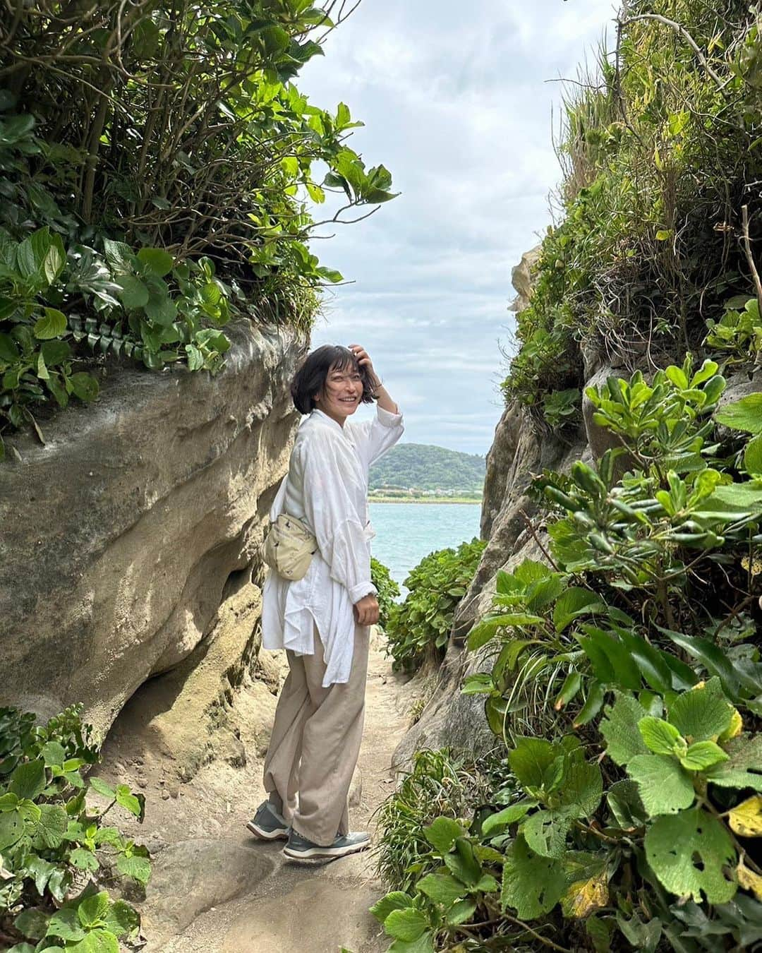 小野真弓さんのインスタグラム写真 - (小野真弓Instagram)「おはようございます😆 海の日🌊🏖️✨  暑い暑いあつーーい😆🌺 今日も暑くなりそうなので、 お外に行かれる方、熱中症対策しっかりと してお出かけくださいね🍹👒  私は昨日、日中ずっとお外仕事で〜 張り切って！熱中症対策万全😆💪 にしていましたが、、 まさかの、足元がふらつき、、 高いところから転げ落ちるという🤣 恥ずかしかった、、🫣  今日は地面にぶつけた腰と左半身が痛くて、 よたよたしています👵😂 （怪我は大した事ありません🙋‍♀️ 湿布を貼って数日すれば治るはず✌️）  暑すぎると、注意力も落ちますね、、🥺⚡️ 皆様も、 お気をつけくださいね(￣∀￣)  さて、 写真は先日のもの☺️🌊 大人だけで、ちょこっと海へ。 館山の沖ノ島まで🌴🚗💨✨  わんこも連れて行きたかったけど、、 暑すぎて、、 お留守番してもらいました😢 時には置いてくのも愛情🥺  千葉って広い〜 千葉県って、ほんとに色んな景色が楽しめる😆✨ まいにち、色とりどりです🌸🌿🐾🌊  #海の日 #千葉の海#透明の海#無人島 #沖ノ島 #わんにゃん留守番 #朝晩涼しい時間にお散歩を #大人の遠足#さくっと海#千葉ドライブ #どんどん増える#木更津仲間 #千葉っていいね#ちばすたぐらむ#館山」7月17日 7時32分 - hanaharuaroi