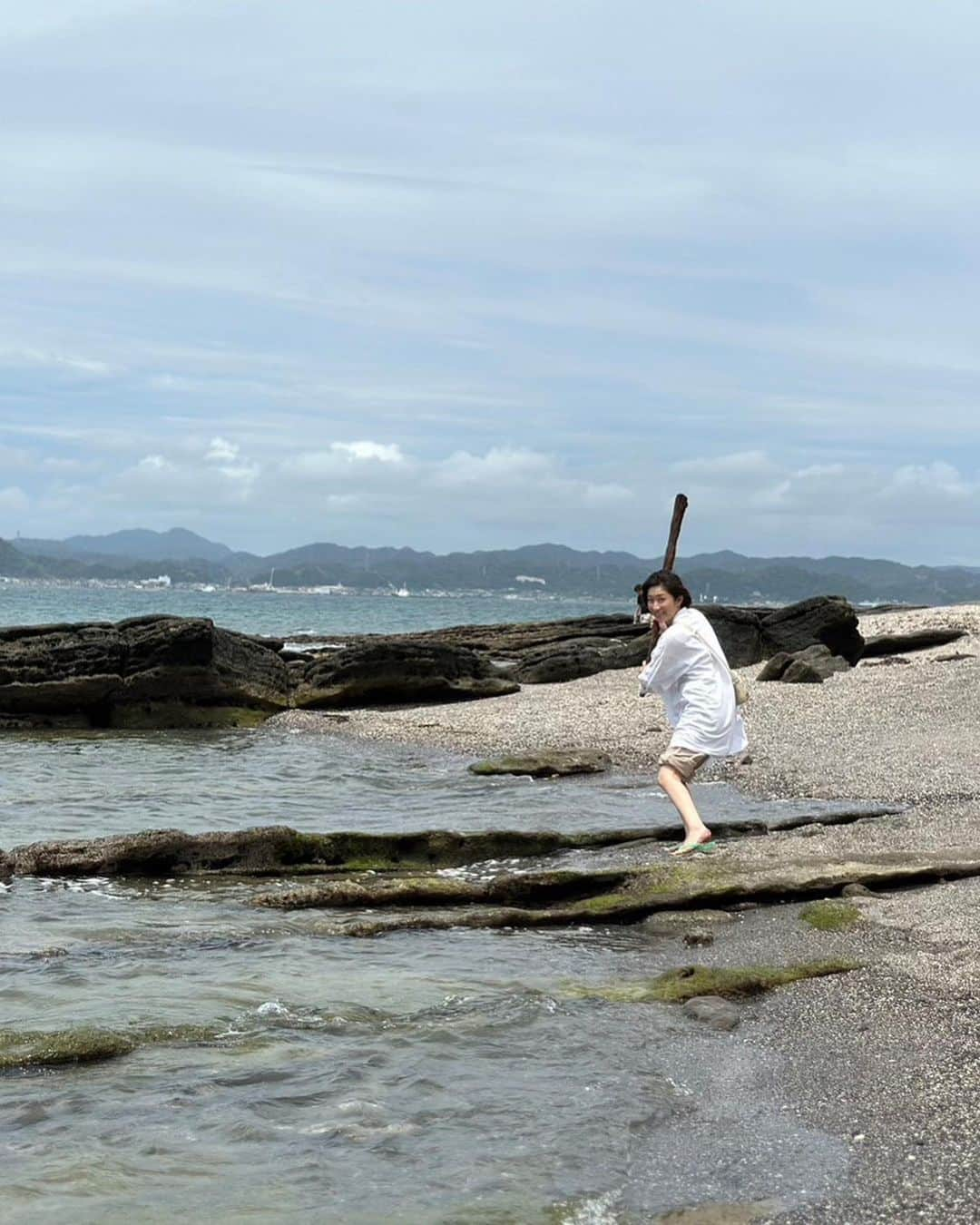 小野真弓さんのインスタグラム写真 - (小野真弓Instagram)「おはようございます😆 海の日🌊🏖️✨  暑い暑いあつーーい😆🌺 今日も暑くなりそうなので、 お外に行かれる方、熱中症対策しっかりと してお出かけくださいね🍹👒  私は昨日、日中ずっとお外仕事で〜 張り切って！熱中症対策万全😆💪 にしていましたが、、 まさかの、足元がふらつき、、 高いところから転げ落ちるという🤣 恥ずかしかった、、🫣  今日は地面にぶつけた腰と左半身が痛くて、 よたよたしています👵😂 （怪我は大した事ありません🙋‍♀️ 湿布を貼って数日すれば治るはず✌️）  暑すぎると、注意力も落ちますね、、🥺⚡️ 皆様も、 お気をつけくださいね(￣∀￣)  さて、 写真は先日のもの☺️🌊 大人だけで、ちょこっと海へ。 館山の沖ノ島まで🌴🚗💨✨  わんこも連れて行きたかったけど、、 暑すぎて、、 お留守番してもらいました😢 時には置いてくのも愛情🥺  千葉って広い〜 千葉県って、ほんとに色んな景色が楽しめる😆✨ まいにち、色とりどりです🌸🌿🐾🌊  #海の日 #千葉の海#透明の海#無人島 #沖ノ島 #わんにゃん留守番 #朝晩涼しい時間にお散歩を #大人の遠足#さくっと海#千葉ドライブ #どんどん増える#木更津仲間 #千葉っていいね#ちばすたぐらむ#館山」7月17日 7時32分 - hanaharuaroi