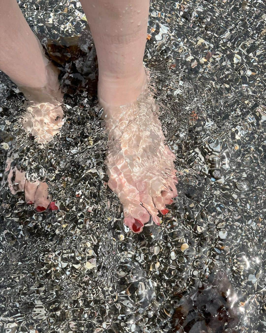 小野真弓さんのインスタグラム写真 - (小野真弓Instagram)「おはようございます😆 海の日🌊🏖️✨  暑い暑いあつーーい😆🌺 今日も暑くなりそうなので、 お外に行かれる方、熱中症対策しっかりと してお出かけくださいね🍹👒  私は昨日、日中ずっとお外仕事で〜 張り切って！熱中症対策万全😆💪 にしていましたが、、 まさかの、足元がふらつき、、 高いところから転げ落ちるという🤣 恥ずかしかった、、🫣  今日は地面にぶつけた腰と左半身が痛くて、 よたよたしています👵😂 （怪我は大した事ありません🙋‍♀️ 湿布を貼って数日すれば治るはず✌️）  暑すぎると、注意力も落ちますね、、🥺⚡️ 皆様も、 お気をつけくださいね(￣∀￣)  さて、 写真は先日のもの☺️🌊 大人だけで、ちょこっと海へ。 館山の沖ノ島まで🌴🚗💨✨  わんこも連れて行きたかったけど、、 暑すぎて、、 お留守番してもらいました😢 時には置いてくのも愛情🥺  千葉って広い〜 千葉県って、ほんとに色んな景色が楽しめる😆✨ まいにち、色とりどりです🌸🌿🐾🌊  #海の日 #千葉の海#透明の海#無人島 #沖ノ島 #わんにゃん留守番 #朝晩涼しい時間にお散歩を #大人の遠足#さくっと海#千葉ドライブ #どんどん増える#木更津仲間 #千葉っていいね#ちばすたぐらむ#館山」7月17日 7時32分 - hanaharuaroi