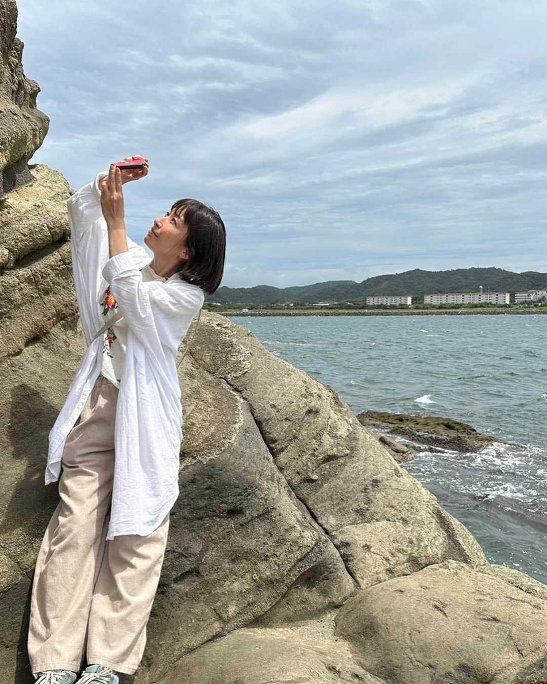 小野真弓さんのインスタグラム写真 - (小野真弓Instagram)「おはようございます😆 海の日🌊🏖️✨  暑い暑いあつーーい😆🌺 今日も暑くなりそうなので、 お外に行かれる方、熱中症対策しっかりと してお出かけくださいね🍹👒  私は昨日、日中ずっとお外仕事で〜 張り切って！熱中症対策万全😆💪 にしていましたが、、 まさかの、足元がふらつき、、 高いところから転げ落ちるという🤣 恥ずかしかった、、🫣  今日は地面にぶつけた腰と左半身が痛くて、 よたよたしています👵😂 （怪我は大した事ありません🙋‍♀️ 湿布を貼って数日すれば治るはず✌️）  暑すぎると、注意力も落ちますね、、🥺⚡️ 皆様も、 お気をつけくださいね(￣∀￣)  さて、 写真は先日のもの☺️🌊 大人だけで、ちょこっと海へ。 館山の沖ノ島まで🌴🚗💨✨  わんこも連れて行きたかったけど、、 暑すぎて、、 お留守番してもらいました😢 時には置いてくのも愛情🥺  千葉って広い〜 千葉県って、ほんとに色んな景色が楽しめる😆✨ まいにち、色とりどりです🌸🌿🐾🌊  #海の日 #千葉の海#透明の海#無人島 #沖ノ島 #わんにゃん留守番 #朝晩涼しい時間にお散歩を #大人の遠足#さくっと海#千葉ドライブ #どんどん増える#木更津仲間 #千葉っていいね#ちばすたぐらむ#館山」7月17日 7時32分 - hanaharuaroi