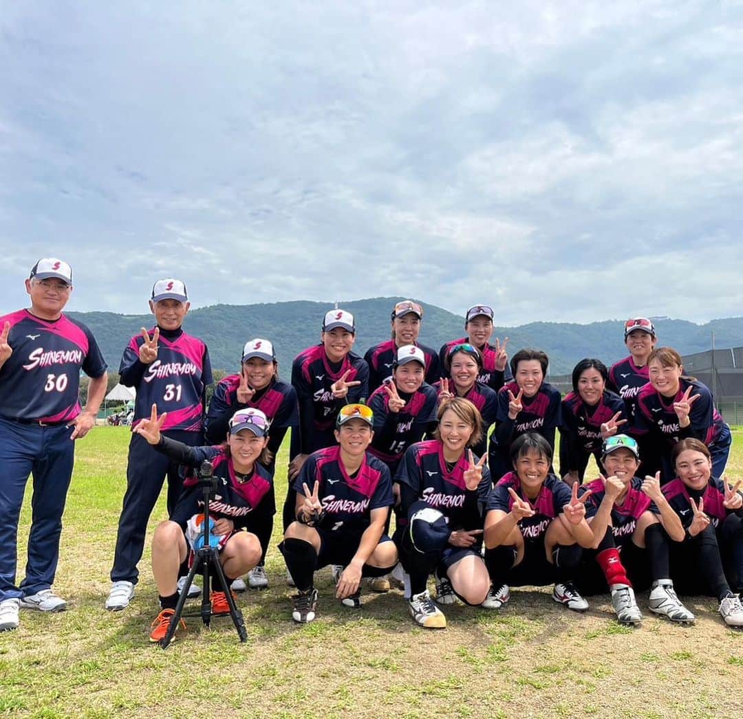 馬渕智子のインスタグラム：「ソフトボールの楽しさを教えてくれる大切な仲間です❤️  いつもありがとう😊✨  そして、悔しい😫  #シャインマム #ソフトボール　#神プレー続出」